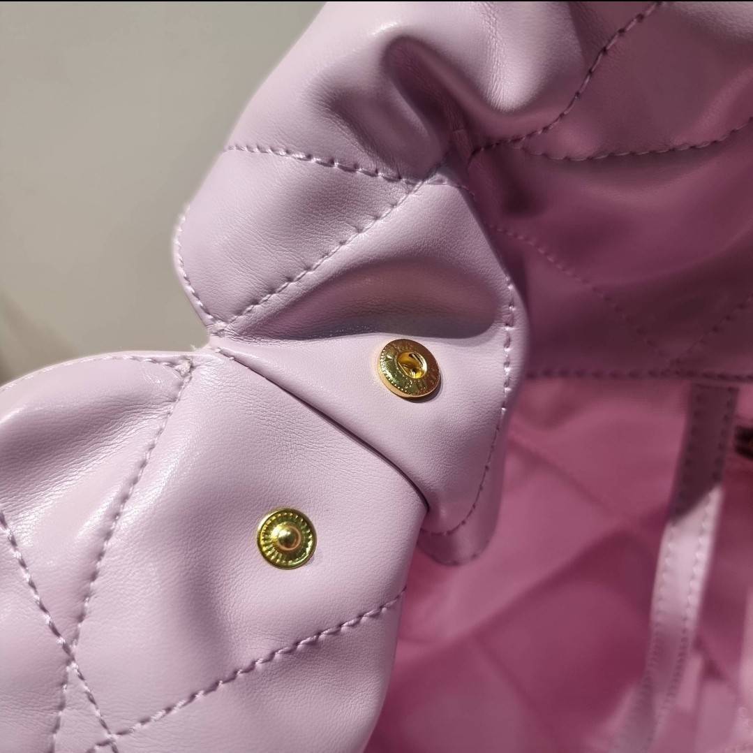 Chanel 22 bag เกินต้านที่สุดกับไอเท็มนี้ ที่สาวๆหรือใครๆก็ต้องมีแล้ว!! แค่เห็นก็หลงรัก กระเป๋าทรงสวย ดีเทลเรียบแต่มีความหรูแอบซ่อนอยู่ ด้วยดีไซน์สายสะพายโซ่สีทอง และโลโก้อันโดดเด่น