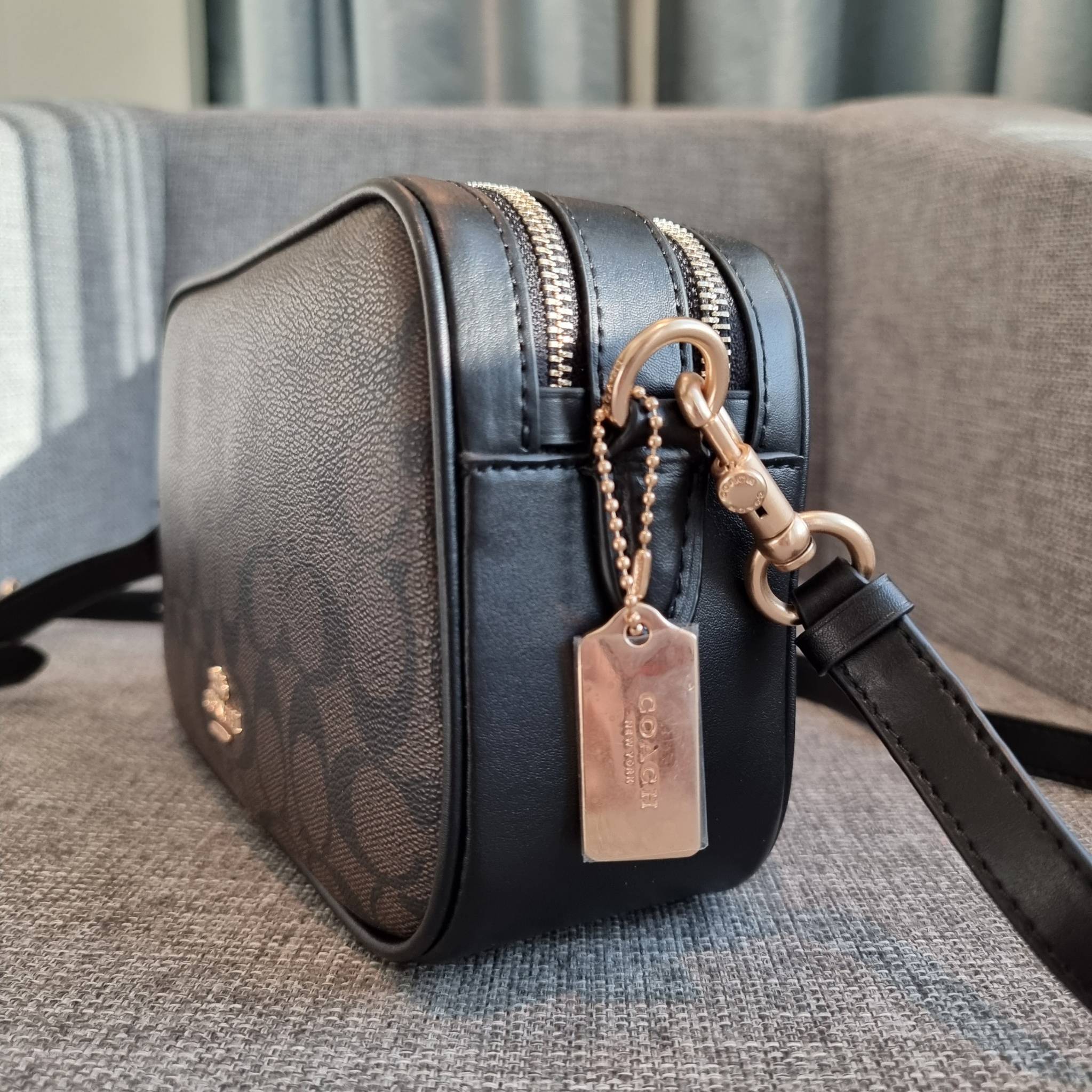 OUTLET 】COACH F68168 JES CROSSBODY IN SIGNATURE CANVAS รุ่นยอดฮิต!! กระเป๋าสะพายข้าง รุ่น 2 ซิป ใบใหญ่จุใจ สีคลาสสิคขายดี!! วัสดุหนังแคนวาสเคลือบลาย เปิด-ปิดด้วยซิป 2 ช่องหลัก ใช้งานง่าย ทรงสวยมากๆรุ่นนี้ มาพร้อมสายสะพาย crossbody ปรับได้ตามตัว ภายในใส่ขอ