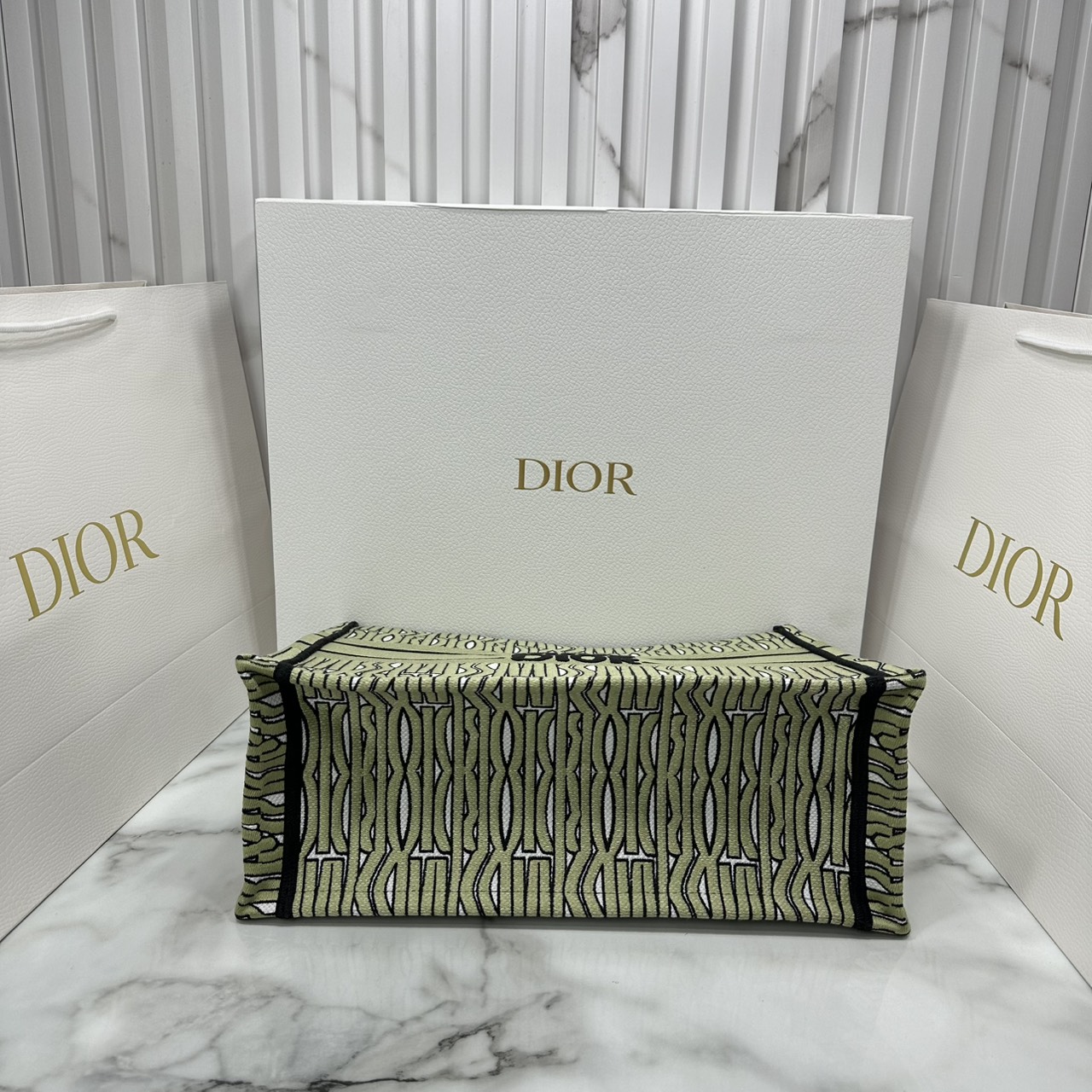 ORI หนังแท้ | Dior Miss Dior Allover Book Tote Handbag 14" กระเป๋าทรงโท้ทคอลใหม่ ดีไซน์ลวดลายกราฟฟิกสวยงามและหรูหราโดดเด่นไม่เหมือนใคร