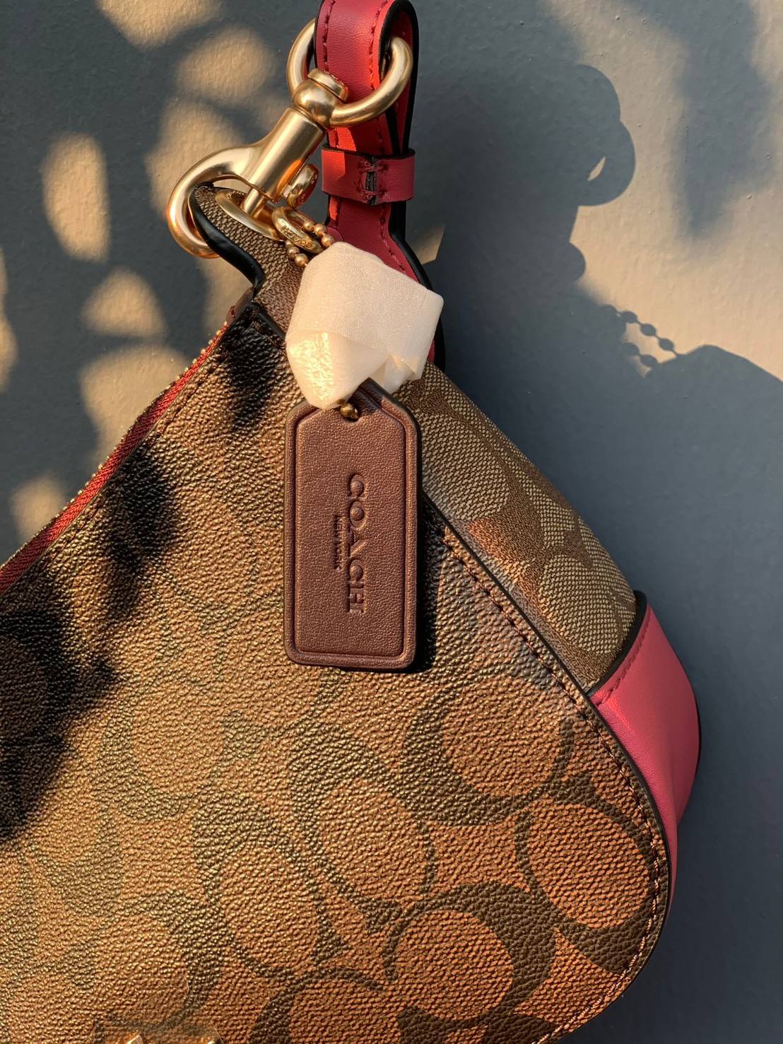 สีเข้าใหม่ สวยมากจริงค่ะ!! COACH JES BAGETTE IN BLOCKED SIGNAATURE ((C6825)) 📌พร้อมส่งที่ไทย สินค้าเข้าใหม่ลาสุดค่ะ! กระเป๋าสะพายครอสบอดี้ร์ หนังแท้ น้ำหนักเบา ทรงสวย 🔺ตัวกระเป๋าเป็นหนังลายC สลับสีได้ลงตัวสวยงาม โดดเด่น น่าใช้มากๆค่ะ!