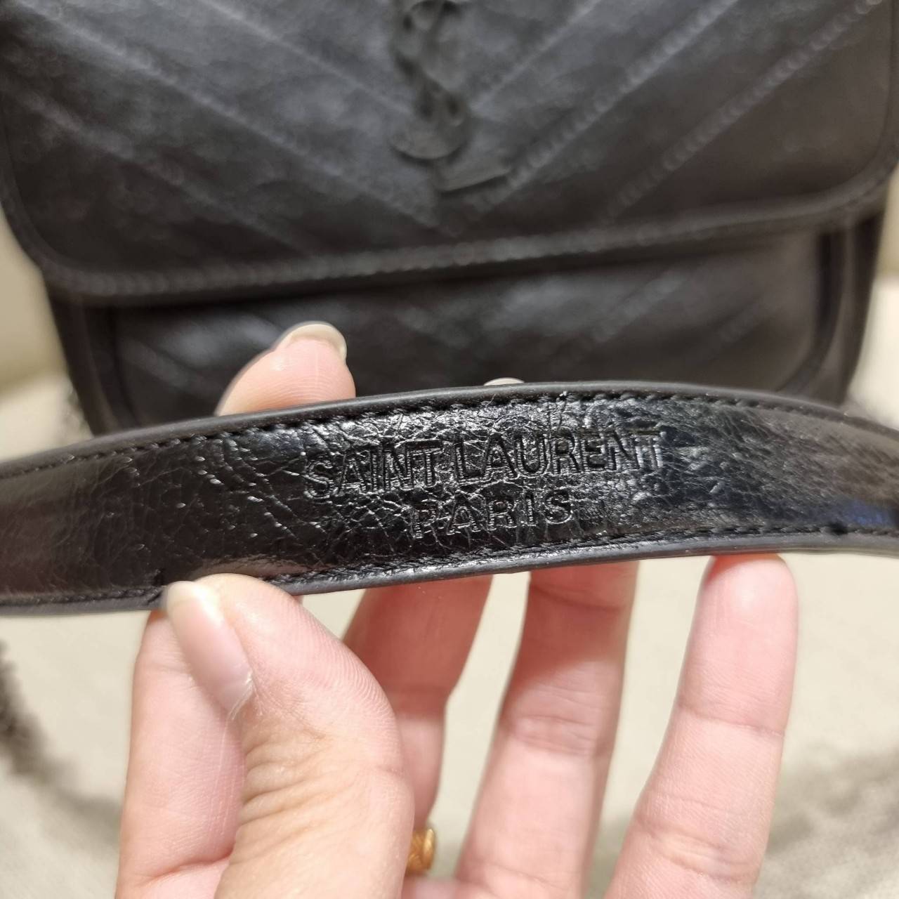 VIP 】หนังแท้ Yves Saint laurent shoulder bag กระเป๋าสะพายทรงคลาสสิค สุดฮอต ดีไซน์เรียบหรู วัสดุหนังแท้ขัดเงา สวย!! ใช้งานง่ายเพียงแค่เปิ-ปิดด้วยกระดุมแม่เหล็ก ภายในโล่งกว้าง จุของได้เลยสบายๆ กระเป๋าสตางค์ใบยาว มือถือ เครื่องสำอางค์ พาวเวอร์แบงค์ หรือจะ ga