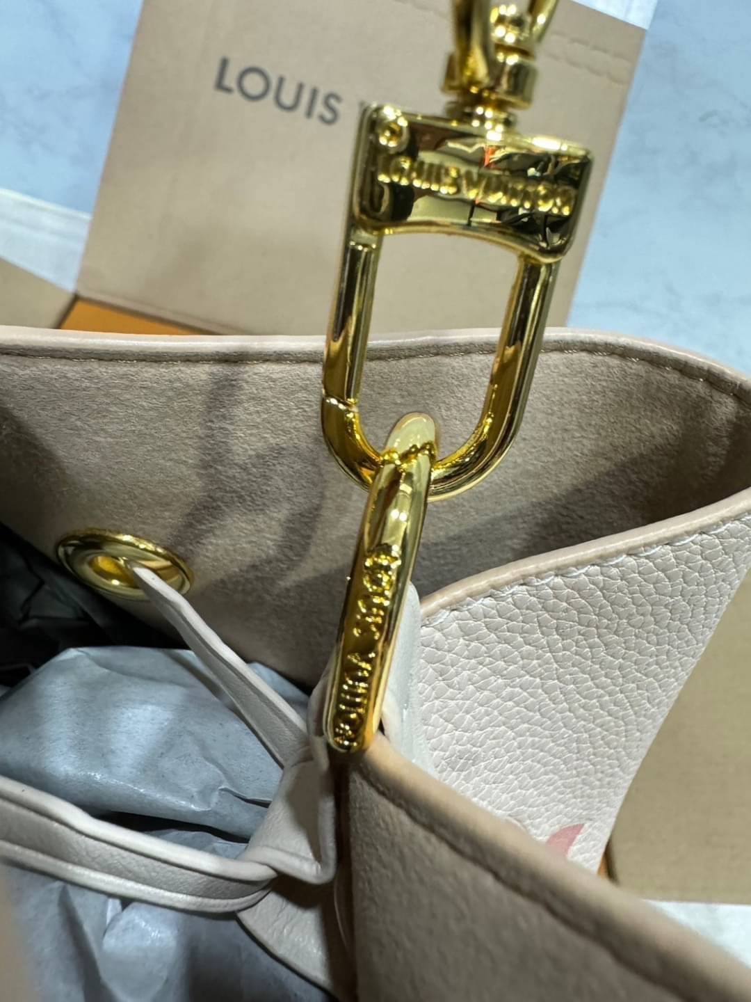 LV NeoNoe MM Monogram Flower กระเป๋าสะพายทรงบัคเก็ตเสน่ห์ชวนหลงใหล อีกหนึ่งรุ่นท็อปฮิต ที่ไม่มีไม่ได้จริงๆ