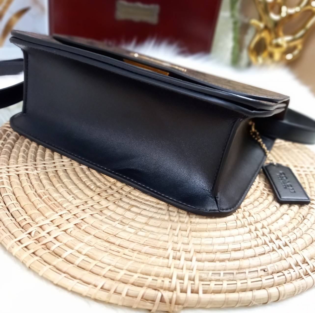 COACH BRYNN FLAP CROSSBODY IN SIGNATURE CANVAS (COACH C5633)🍁สวยหรู ทะลุ เกินเบอร์มาก//กระเป๋าสะพายข้าง หรือจะถือเป็นครัชก็เก๋แบบเลิศๆ>> มีสายยาวถอดได้ ปรับระดับได้ //วัสดุหนังแคนวาส ตกแต่งดีเทลหรูด้วยหนังแท้ และอะไหล่สีทอง งานสวย คมกริบ //เ