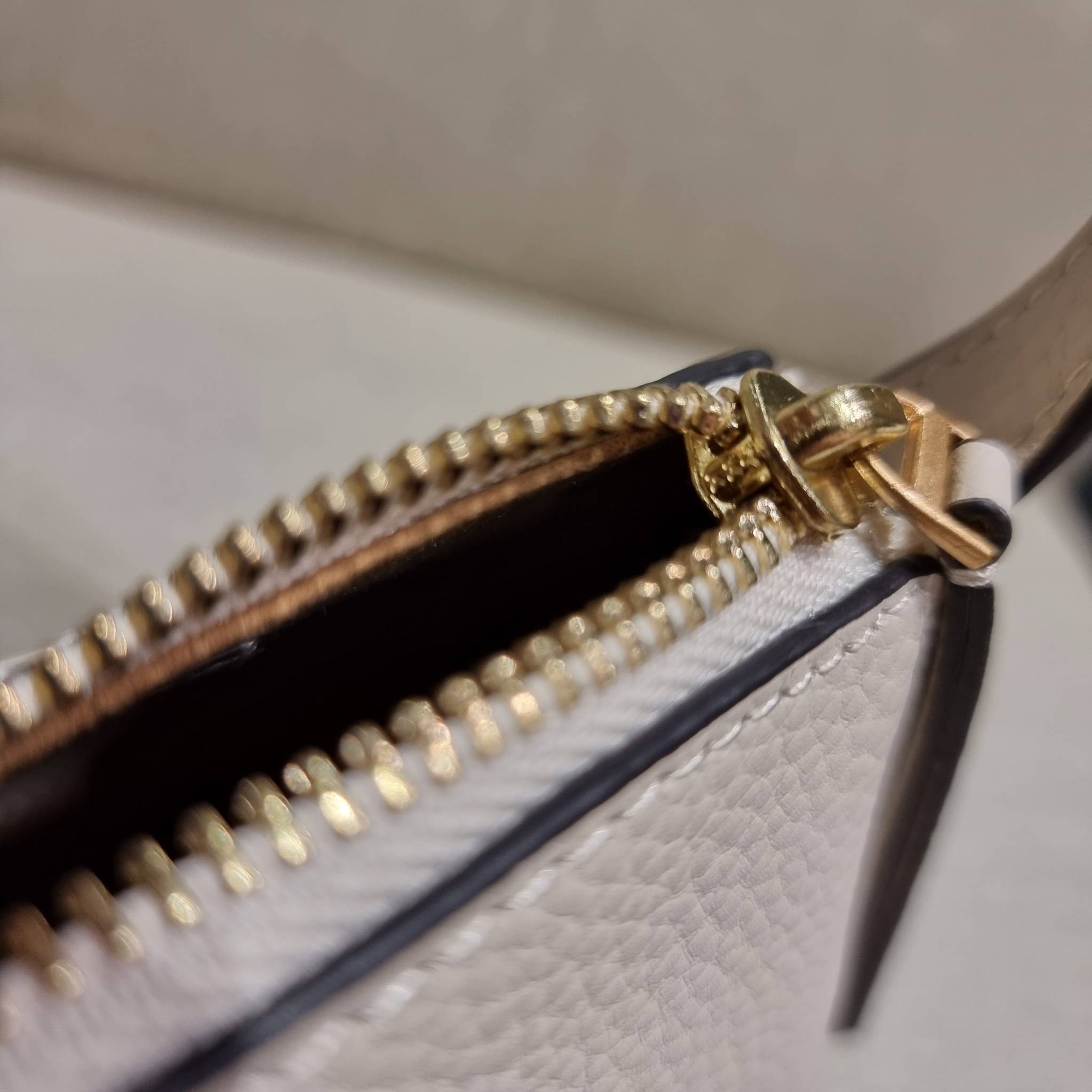 TORY BURCH MCGRAW WEDGE กระเป๋าสะพายไหล่ ทรงสวยไม่ซ้ำ ไม่เกร่อ!! สะดวกใช้งาน ดีไซน์เรียบแต่แฝงความหรู และคลาสสิคในตัว วัสดุหนังลูกวัว สัมผัสดี สวยคม เปิด-ปิดด้วยซิป ภายในเป็นช่องโล่ง มีช่องย่อยเก็บบัตร มาพร้อมสายสะพายในตัว ปรับได้อีกเล็กน้อย ไอเท็มนี้เหมา