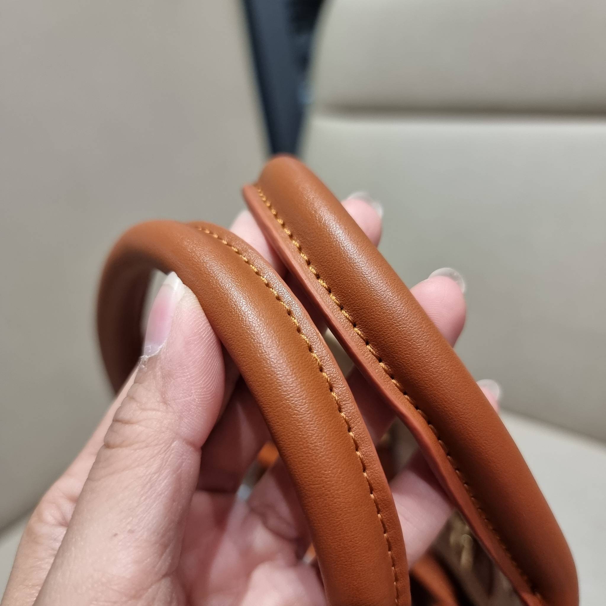 LV crossbody tote bag / LV Shopping Bag ดีไซน์สวยคม สมราคา ดูแพงไปอีก ด้วยดีเทลลายของหนัง crossgrain กระเป๋าทรงโท้ทคลาสสิค ผู้ดียืนหนึ่ง โทนสีใช้งานง่าย แมทช์ได้ทุกลุค มาพร้อมหูจับในตัว แบบหูหิ้ว และหูยาวสำหรับสะพายไหล่ เก๋มาก ชิคมาก ภายในโล่งกว้างมาก มีอ