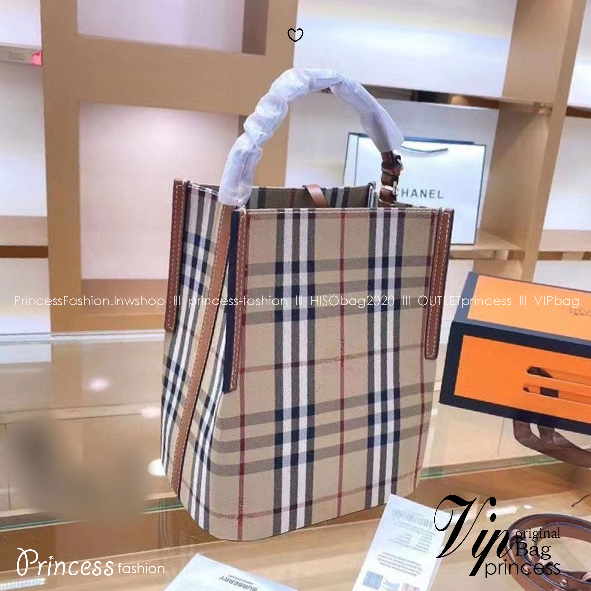 BURBERRY FRAGRANCES CROSSBODY BUCKET BAG กระเป๋าทรงบัคเก็ต รุ่นวินเทจสวยหรูอยู่ทรง มาพร้อมกระเป๋าคลัชใบเล็กสีน้ำตาลเข้าชุด จุของได้เยอะ งานจริงสวยน่าใช้มากๆ