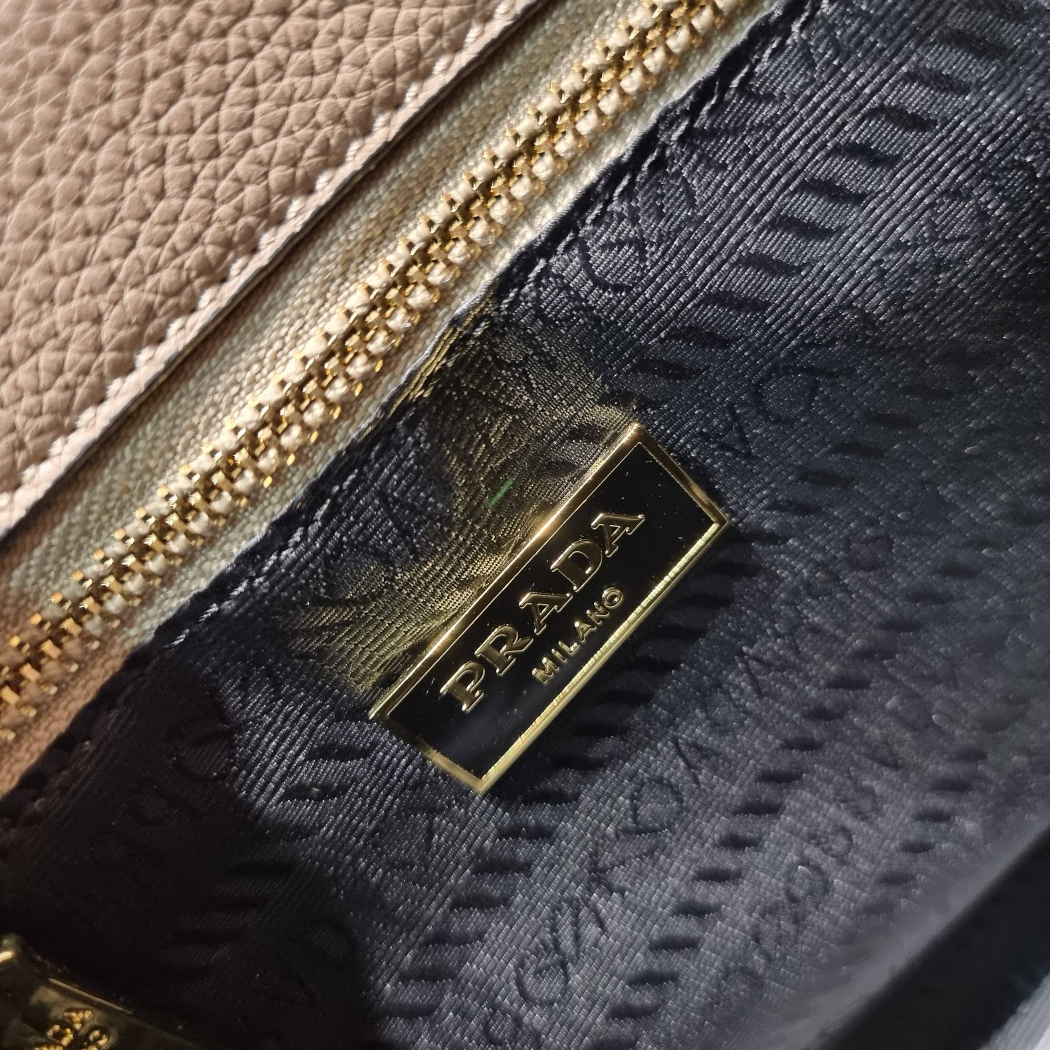 PRADA Saffiano leather bag / Prada leather bag กระเป๋าถือ/สะพายล่าสุด ที่ดีไซน์เรียบหรู สวยคมชัด เต็มไปด้วยดีเทลน่าใช้ สายคล้องไหล่ที่สามารถถอดออกได้