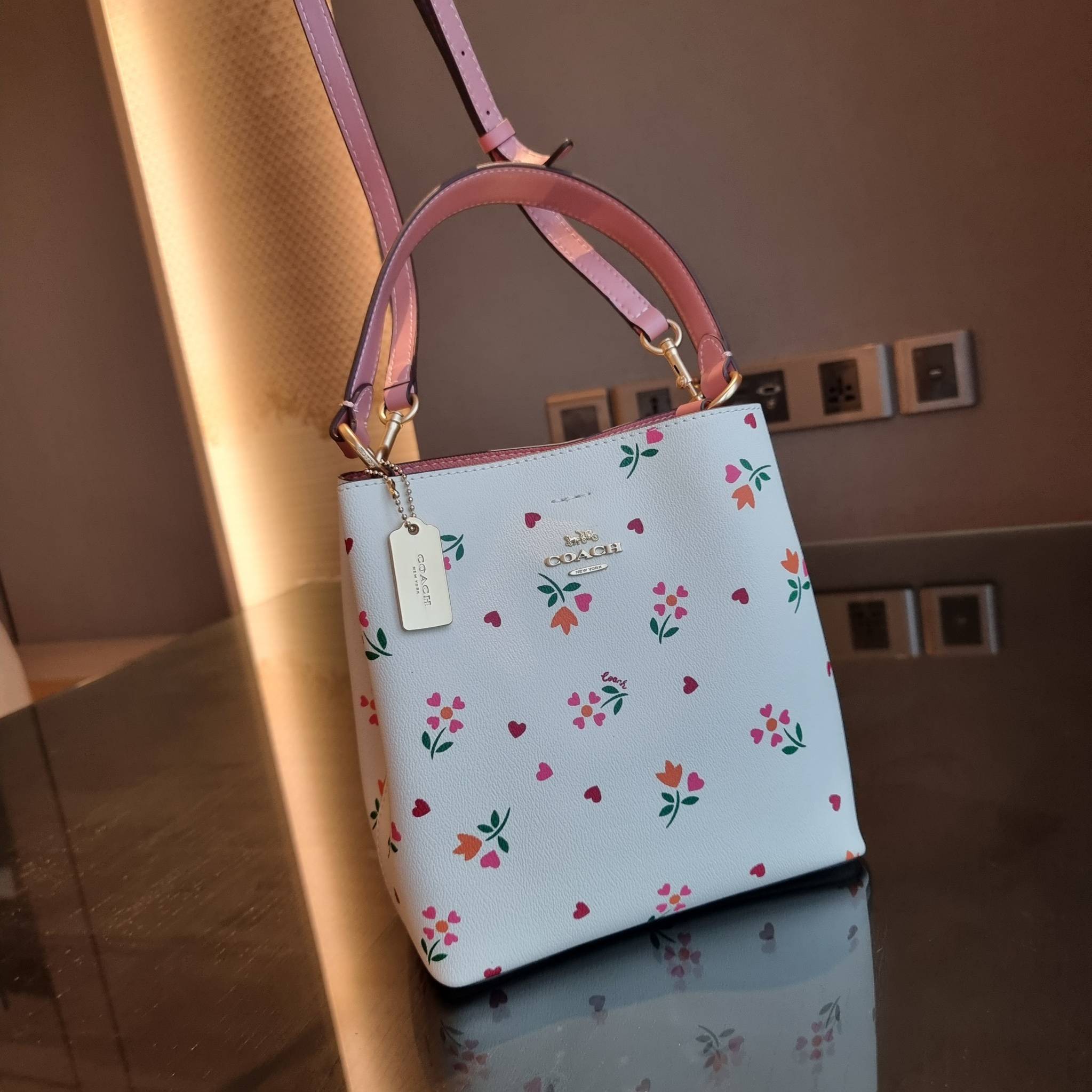 COACH C7976 SMALL TOWN BUCKET BAG WITH HEART PETAL PRINT 💕💜💕💝 คอลเลคชั่นใหม่ล่าสุด ที่พร้อมให้สาวๆได้สวยในเทศกาลแห่งความรัก กระเป๋าทรงบัคเก็ตไซส์เล็ก ดีไซน์ลวดลายสุดคิ้วท์ ช่อดอกไม้หัวใจ เห็นแล้วต้องปิ๊ง!! วัสดุหนัง pepble 