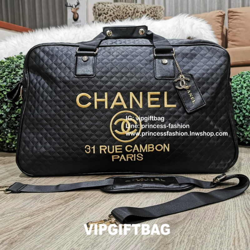 New Arrival! Chanel VIP Gift Large Travel Bag กระเป๋าใบใหญ่ Gift With Purchase (GWP) รุ่นใหม่ล่าสุด Limited Edition พรีเมี่ยมกิ๊ฟของเเท้จาก Chanel Counter ดีไซน์ทรงเหลี่ยมวัสดุหนังลายตารางเนื้อหนาสีดำกันนำ้ดูแลรักษาทำความสะอาดง่าย เปิดปิดด้วยซิปสะดวกใช้ ใ