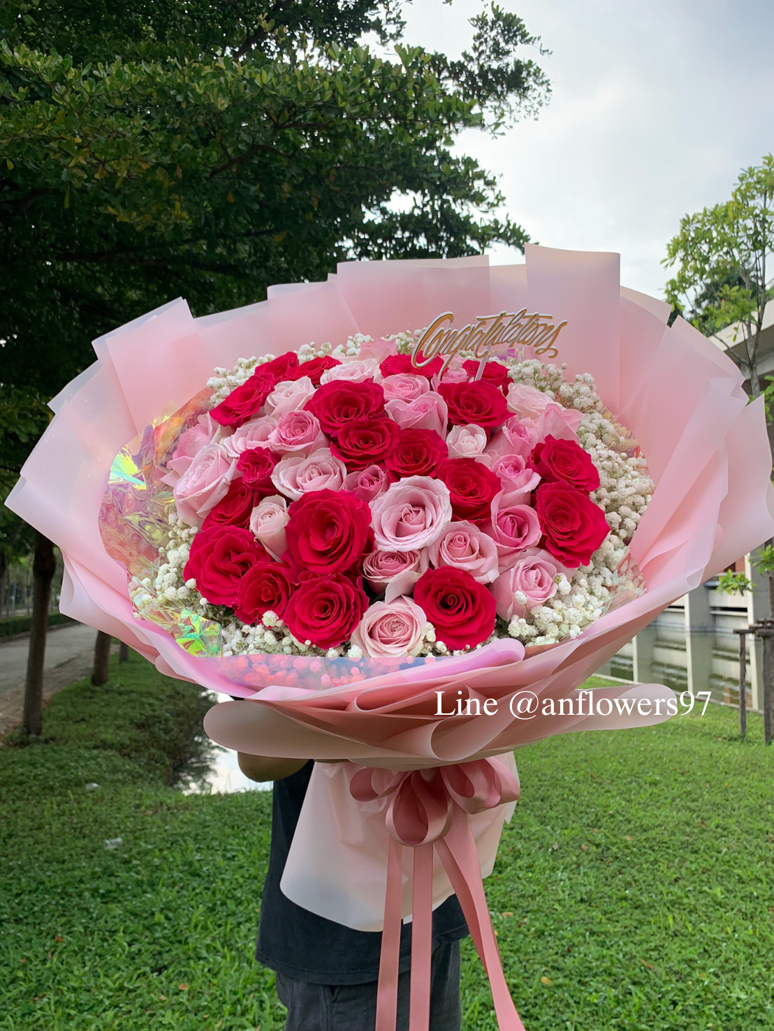 ช่อกุหลาบชมพูอ่อนและชมพูเข้ม