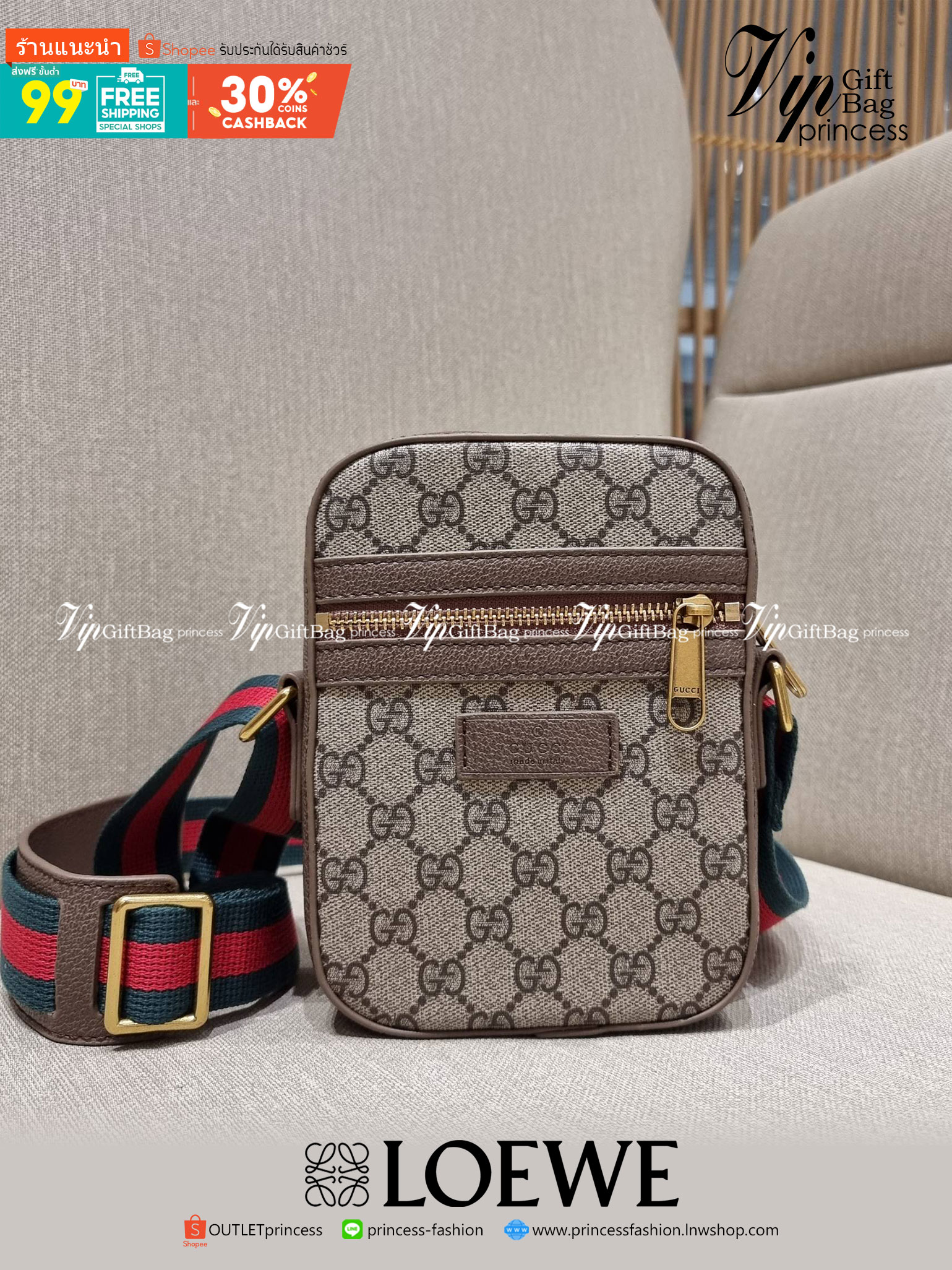 VIP 】GC VIP MINI MESSENGER CROSSBODY BAG กระเป๋าสะพายข้างพรีเมี่ยมกิ๊ฟลุคสปอร์ต เรียบแต่แอบหรู ไซส์มินิ น่าใช้!! วัสดุหนังแคนวาส ไม่ต้องห่วงเรื่องความทนทาน ✔️ ตกแต่งสายคาดหรู เท่ ดีไซน์สีตามสัญลักษณ์แบรนด์ เข้ากันมากๆ!! เปิด-ปิดด้วยซิป ด้านหน้ามีช่