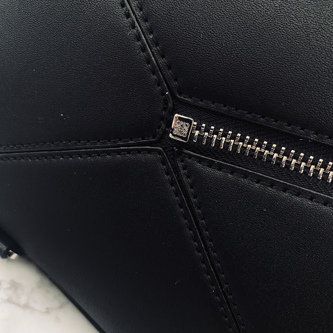 LOEWE Puzzle bag in smooth leather กระเป๋าสะพายทรงกล่องเรียบแต่หรูคูลและเท่ห์ สุดยอดแบรนด์ที่ดีไซน์เป็นเอกลักษณ์ โดดเด่น สไตล์พัซเซิล ใช้ได้ทั้งชายหญิง