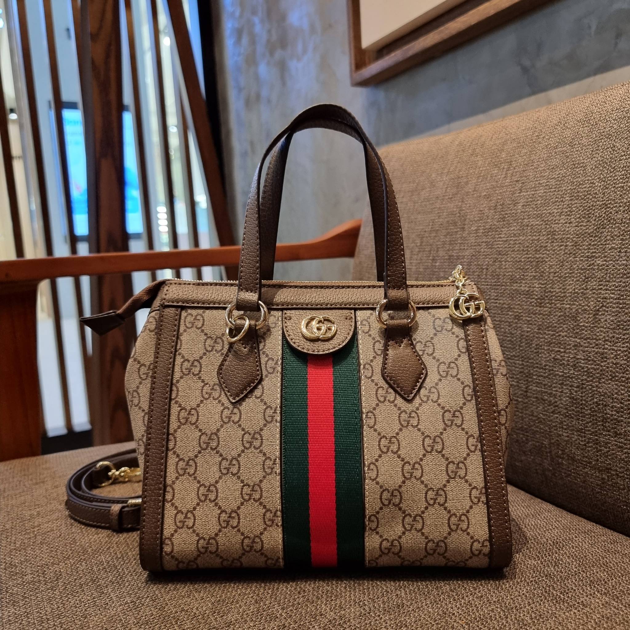GUCCI Ophidia Small GG Tote Bag GC CLASSIC SMALL TOTE BAG WITH GWP กระเป๋าถือ/สะพาย อีกรุ่นหายาก ที่คงความสวยคลาสสิค และเรียบหรู วัสดุหนังแคนวาส ดีไซน์แถบคาดโดดเด่น รูปทรงสวยน่าใช้มากๆ สะพายขับผิว เปิด-ปิดกระเป๋าด้วยซิป หัวซิปตัว G อะไหล่สีทอง ภายในโล่งกว