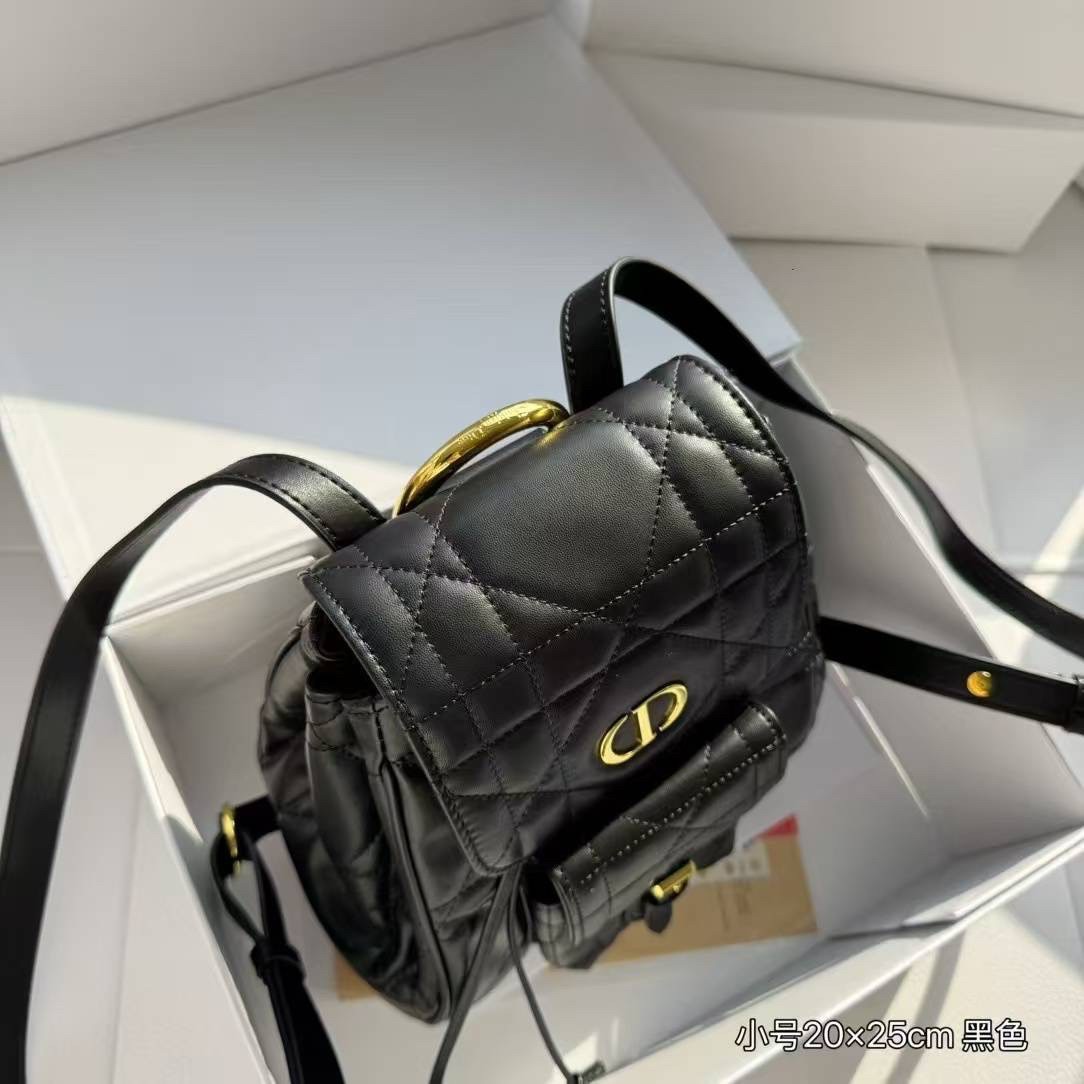 DIOR Small Caro Backpack กระเป๋าเป้ไซส์เล็กน่ารัก ดีไซน์ใหม่ หนังสวยเกินเรื่องมากๆ สัมผัสนิ่ม หรูหรา หูจับในตัวดีไซน์โค้งมนอะไหล่ทองสวยโดดเด่นไม่เหมือนใคร ที่สุดของความลัคชูต้องยกให้แบรนด์นี้