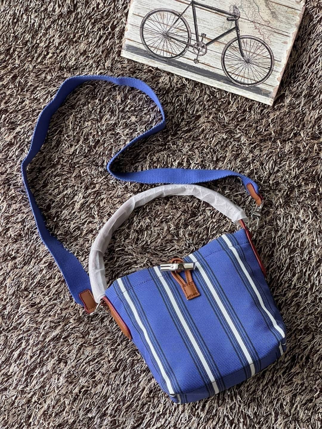 LONGCHAMP ROSEAU ESSENTIAL RAYÉ Bucket bag S - Blue สำหรับใครที่ต้องการกระเป๋าแบบใช้งานได้ในหลาย ๆ โอกาส สีสันกระเป๋าสามารถแมทช์ได้ง่ายกับเสื้อผ้า Longchamp รุ่นนี้สามารถตอบโจทย์ เป็นกระเป๋าที่ขนาดกำลังพอดี