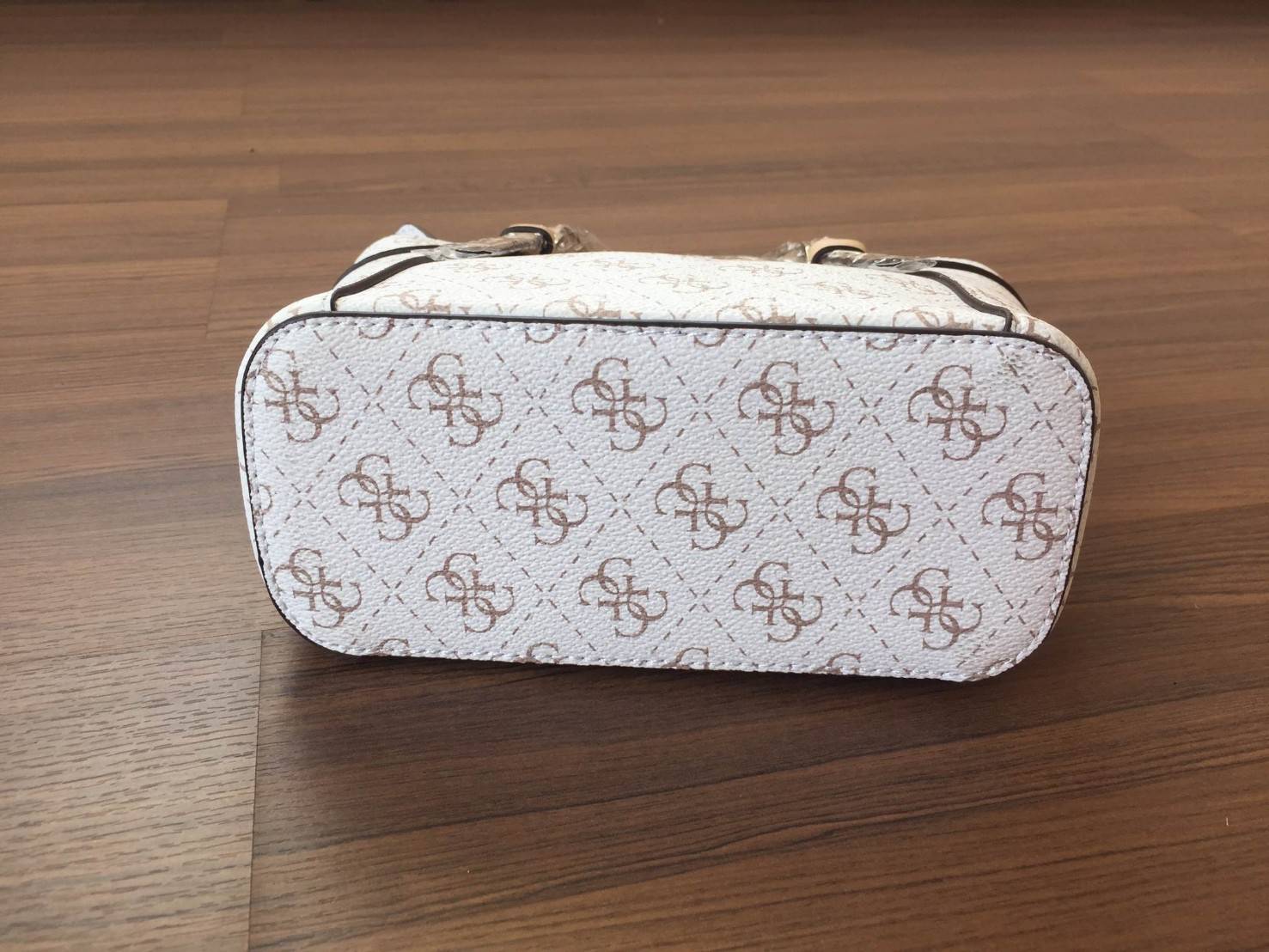 GUESS DELANEY SAFFIANO MINI CROSS BODY BAG กระเป๋าถือหรือสะพายรุ่นที่ฮิตที่สุดจาก GUESS FACTORY หนัง Saffiano ลาย GUESS สวยหรูอยู่ทรงสไตล์ PRADA ขนาดกำลังดีน้ำหนักเบา ด้านหน้าประดับโลโก้พร้อมพวงกุญแจโลโก้แบรนด์ห้อยที่หูกระเป๋า สามารถถอดเเยกใช้ได้ เปิดปิดด