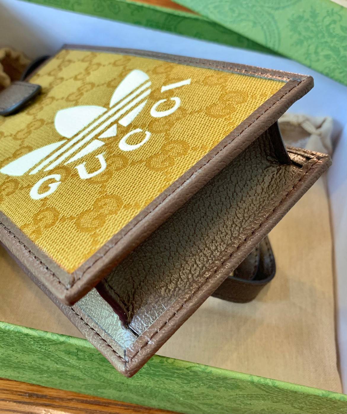 VIP 🥂 LIMITED EDITION Gucci x adidas Phone Case ไม่มีได้ยังไง สวยขนาดนี้ ที่หนุ่มๆสาวๆต้องมีติดตัวค่ะ 💙กระเป๋าใส่มือถือ หนังแท้ 🔺สีน้ำตาลอมเหลือง สัสดุJacquard ทอลายGG ค่ะ ด้านหน้าทั้ง3สี มีโลโก้แบรนด์แบบนูนอันเป็นสัญลักษณ์ของคอลเล