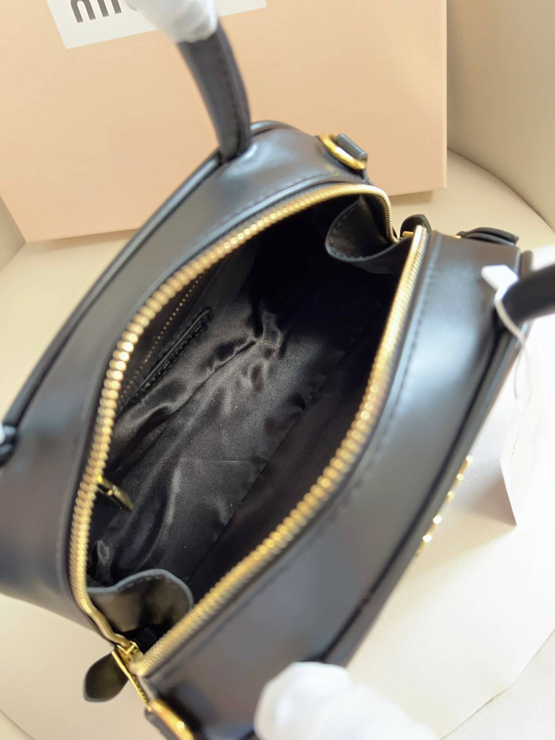 MIU MIU HALF-MOON TOP HANDLE BAG / Patent leather bowling bag / Miu Miu Leather top-handle bag กระเป๋าทรงพระจันทร์เสี้ยว หนังนิ่ม ลื่นเงา ตัดกับอะไหล่ทองได้ลงตัว