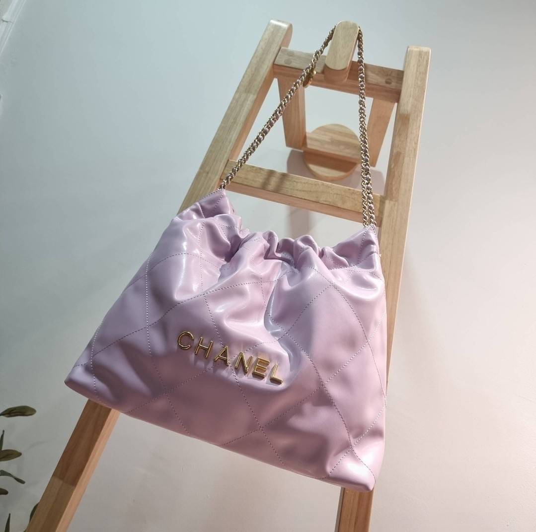 Chanel 22 bag เกินต้านที่สุดกับไอเท็มนี้ ที่สาวๆหรือใครๆก็ต้องมีแล้ว!! แค่เห็นก็หลงรัก กระเป๋าทรงสวย ดีเทลเรียบแต่มีความหรูแอบซ่อนอยู่ ด้วยดีไซน์สายสะพายโซ่สีทอง และโลโก้อันโดดเด่น