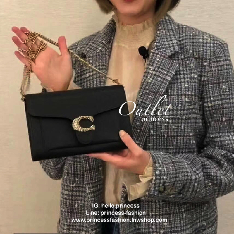 Coach Tabby Chain Clutch Detail : กระเป๋าทรงสวย สะพาย เป็นcrossbody หรือ จะถือเป็รครัชเก๋ๆ ออกงานก็สวยหรู ดูแพง สายสะพายเป็นสายโซ่แข็งแรง โดดเด่นด้วยหัวกระดุมเปิด ด้วนสัญลักษณ์รูปตัวC กากเพชร สวยยย เด่น และหรูมากๆ ใครยังไม่มี รีบซื้อเก็บไว้สักใบ หรือ เป็น