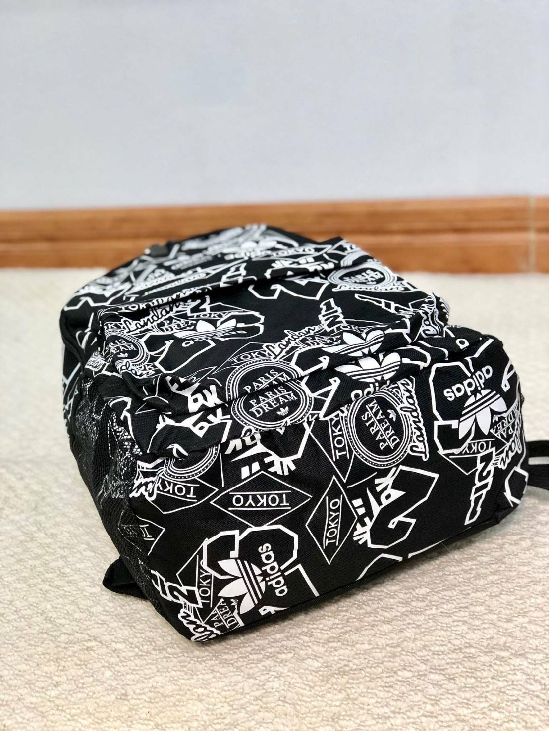 Adidas Backpack มีช่องสำหรับใส่ Notebook , Tablet ในตัวกระเป๋า สายเป้ และด้านหลังบุผ้าตาข่ายนุ่ม รองรับหลัง รูปแบบสวยทันสมัย รองรับทุกการใช้งาน เป็นกระเป๋าเป้นักเรียน-เป้กีฬา-สะพายเที่ยวชิลๆเลยค้า