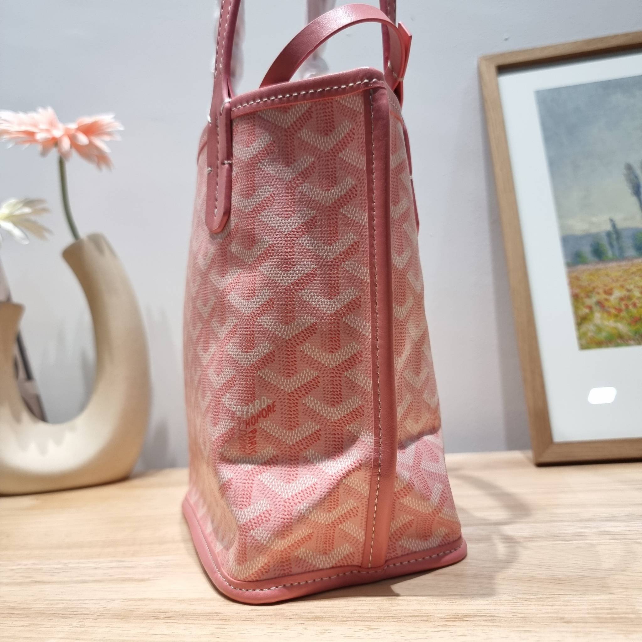 GOYARD MINI ANJOU REVERSIBLE TOTE ฮอตไอเท็ม กับกระเป๋าสะพายทรงโท้ท ไซส์มินิ กะทัดรัดมาก มาครบสีขายดี เลิศทุกสี รูปทรงคลาสสิค ดีไซน์เป็นเอกลักษณ์ ใช้งานได้หลากหลาย สามารถกลับด้านใช้ได้แบบไม่มีเบื่อ