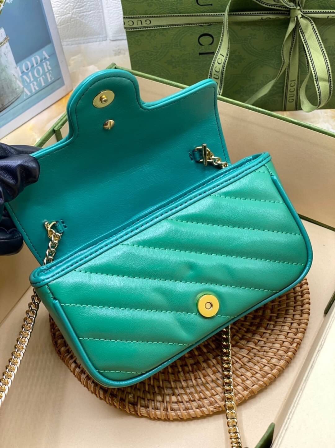 หนังแท้ VIP GIFT 】GUCCI GG Marmont super bag [mini & small] กระเป๋าสะพายข้าง โทนสีสดใสเล่นสีทูโทนตัดกันอย่างลงตัว เฟี๊ยดมากค่ะ ไซส์กะทัดรัด พกพาง่าย น้ำหนักเบา ดีไซน์สวย ภายในโล่งกว้าง มาพร้อมสายสะพายโซ่อะไหล่ทองในตัว ปรับใช้ได้ทั้งแบบสะพายเดี่ยว และสะพาย