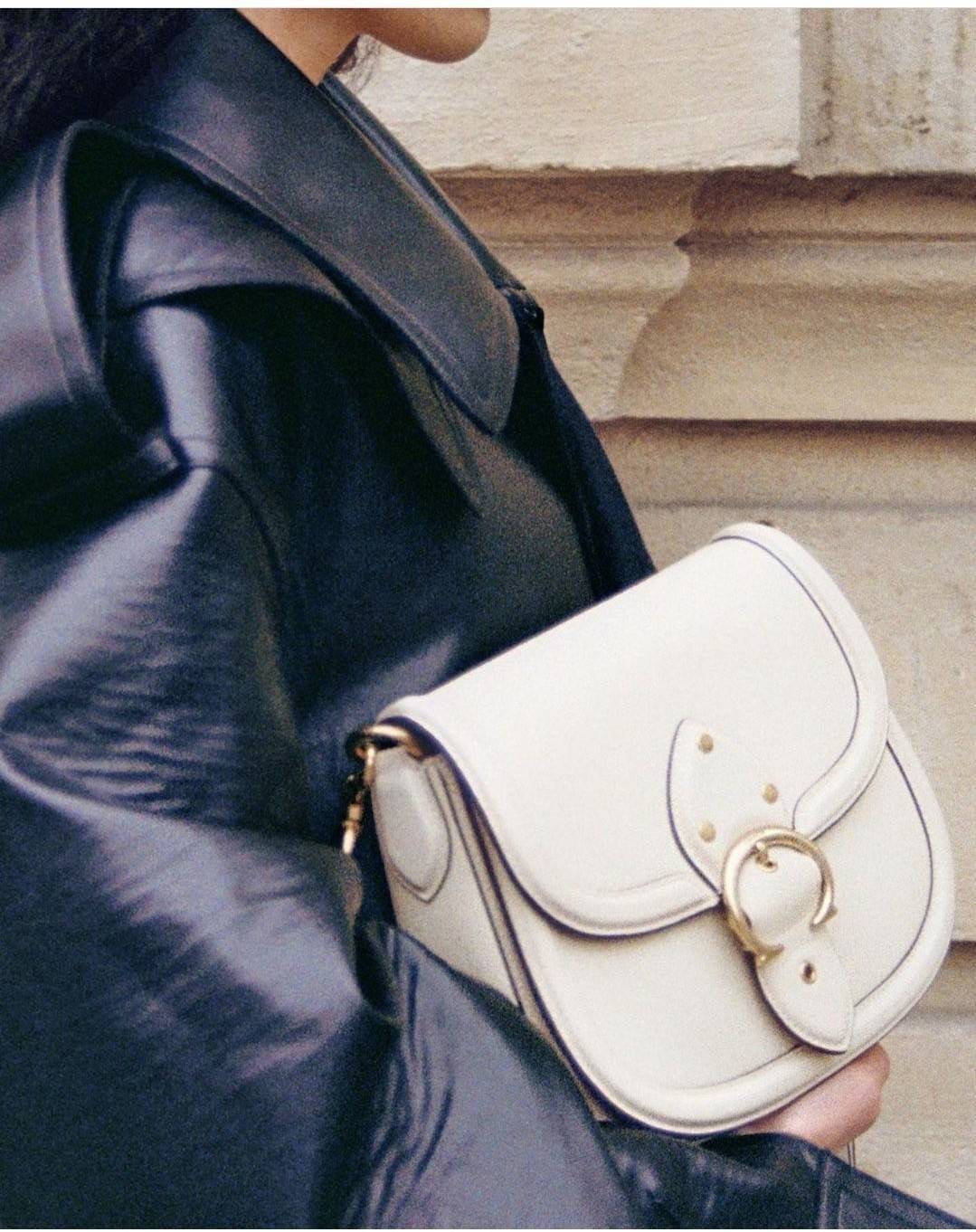 COACH C0749 BEAT SADDLE BAG The best item! ที่สาวๆรอคอย! ฮอตไฟลุก! สีหายาก ละมุนคุณหนู คอลเลคชั่นใหม่ ดีไซน์หรูหรา พิเศษมากๆมาพร้อมสายสะพาย 2 เส้น ใช้คู่กันหรือแยกสะพายก็สวยครบสูตร กระเป๋าสะพายทรง saddle คลาสสิค วัสดุหนัง glove-tanned ทนทาน เปิด-ปิดด้วยกร