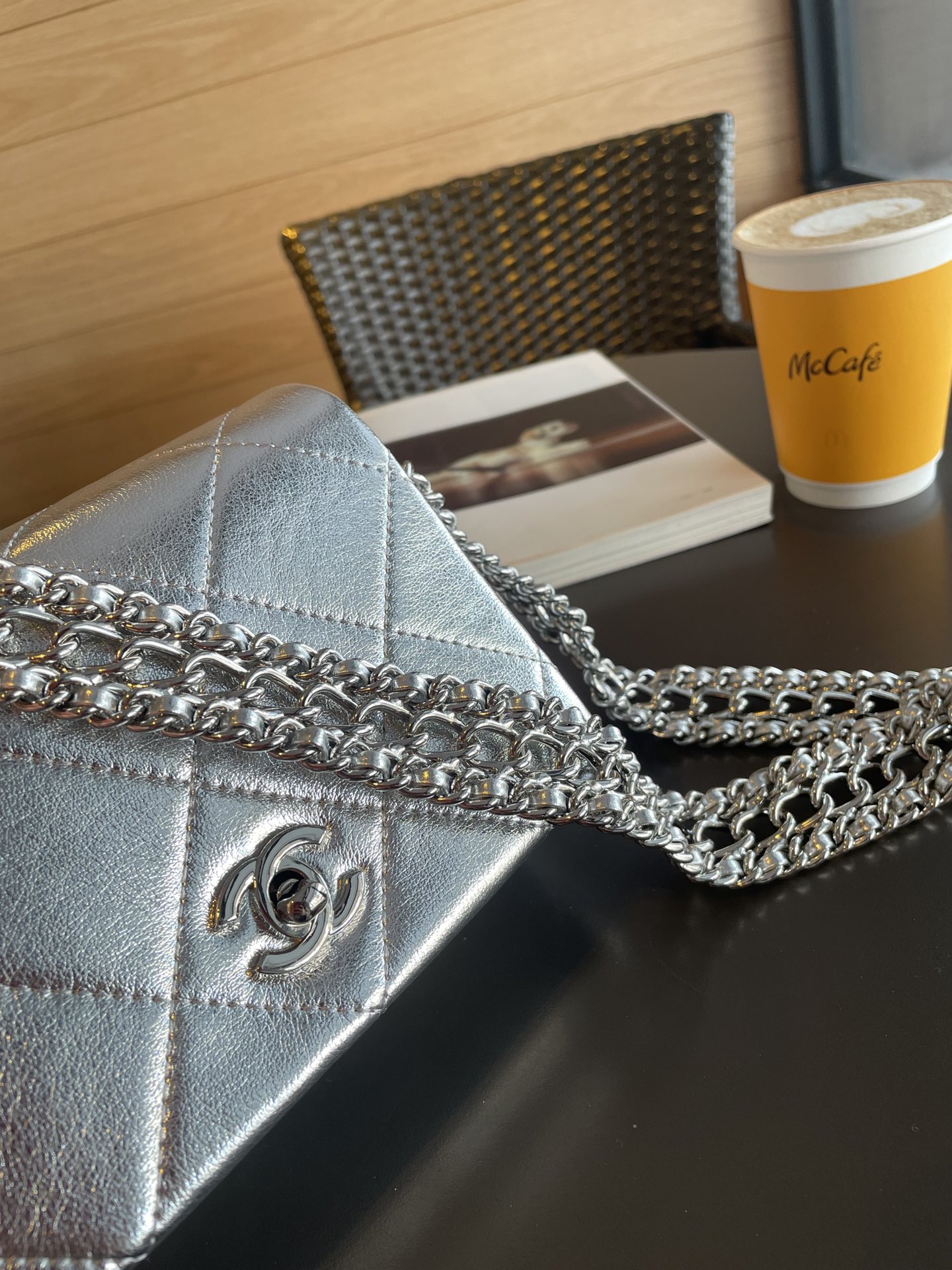 Chanel shoulder bag with chain 8" / Chanel Bag พร้อมส่ง กระเป๋าสะพาย สายโซ่อะไหล่เงินทบสามชั้น หรูหรา งานหนังเรียบสวย มาพร้อมกล่อง อปก ครบเซ็ท รอบนี้จัดราคาพิเศษสุดคุ้มค่ะ ใช้งานต่างประเทศได้ ภาพถ่ายจากงานขายจริง