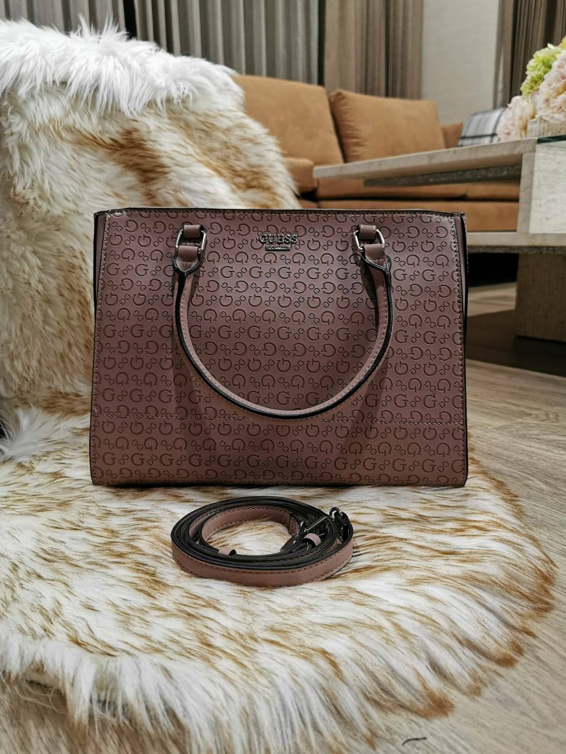 GUESS SINGNATURE SHOPPER BAG กระเป๋าถือหรือสะพายรุ่นล่าสุดจาก GUESS FACTORY หนังสวยอยู่ทรงปั้มลาย Singnature Brand รอบใบ ด้านหน้าประดับโลโก้แบรนด์ หูหิ้วเเข็งเเรงพับลงได้ เปิดปิดด้วยซิปสะดวกใช้ ขนาดกำลังดี ภายในมีช่องซิปและช่องใส่ของ กว้างและจุ น้ำหนักเบา