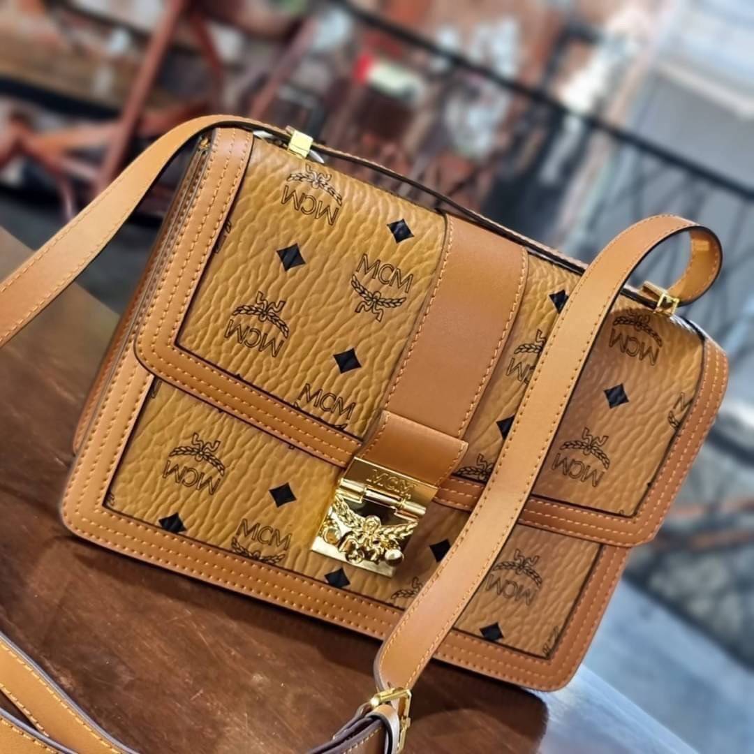 M.C.M TRACY SHOULDER BAG IN VISETOS คอลเลคชั่นเทรซี่ใหม่ล่าสุด 2021 กระเป๋าสะพายไหล่ ดีไซน์ยูนีคในลวดลาย visetos เอกลักษณ์ ใช้ได้ในทุกโอกาส รอบนี้ไซส์ใหญ่จุใจ ใส่ของได้รัวๆ วัสดุหนังแคนวาสคุณภาพดีสลับหนังแท้ เปิด-ปิดด้วยตัวกดล็อคแน่นหนา ภายในโล่งกว้าง มีช