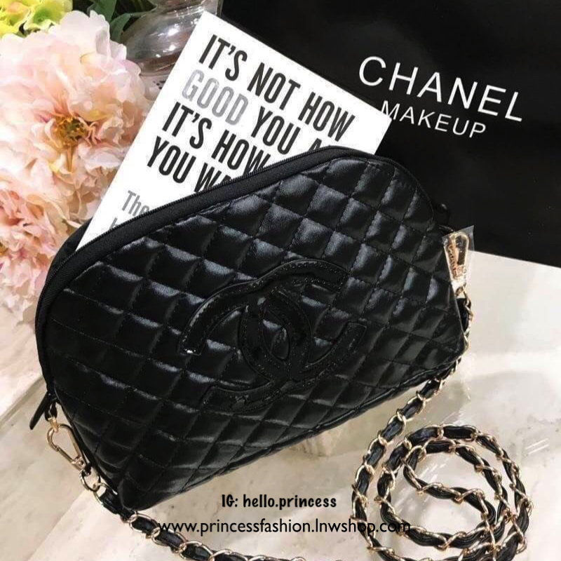Chanel Clutch Bag With Chain VIP Gift With Purchase กระเป๋าสะพายข้างลายตาราง VIP. gift ของแท้ จาก Chanel Perfume Counter รุ่น Limited Edition วัสดุหนังเรียบลายตาราง เปิดปิดด้วยซิปแบรนด์ อะไหล่ทอง ขนาดกำลังน่ารัก น้ำหนักเบา ภายในมีโลโก้ และช่องซิป พร้อมสาย
