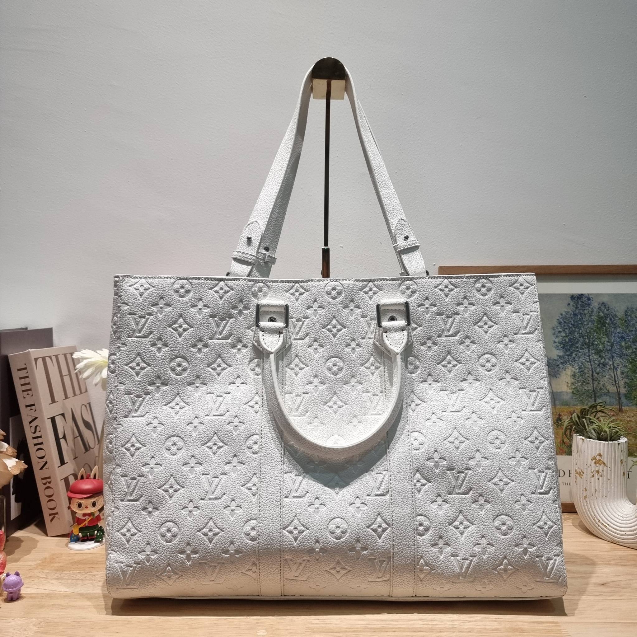 LV x YK Sac Plat 24H Bag Taurillon Monogram / LV × YK SAC CARRYALL TOTE ใหม่รับ summer สดใสฉีกทุกกฏ เพราะใช้ได้แบบยูนิเซ็กส์ กับกระเป๋าเดินทางมาในรูปแบบของทรงโท้ท ใบใหญ่ จุได้แบบจุกๆ ดีไซน์ลวดลายโดดเด่น