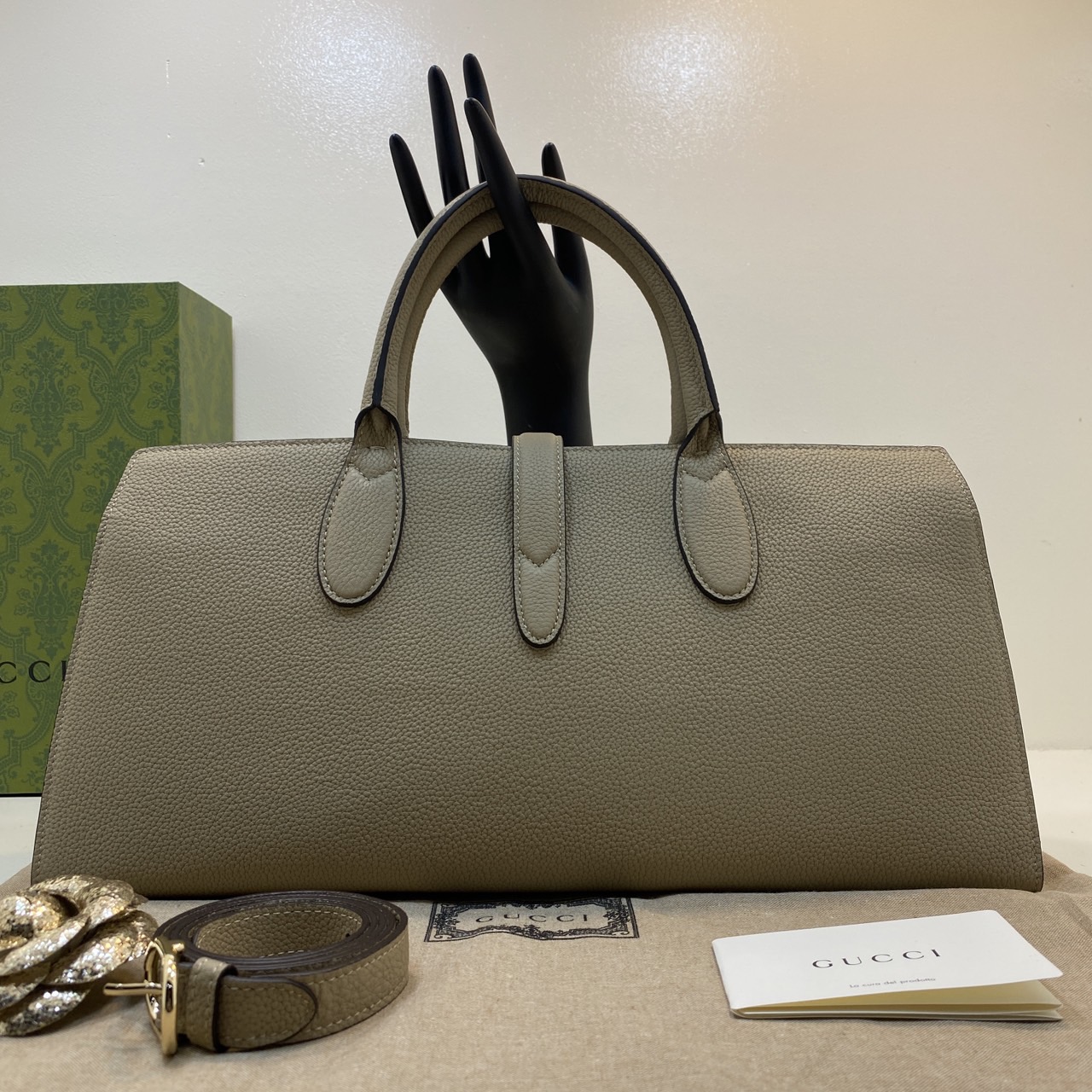 GUCCI MEDIUM TOTE BAG WITH HOOK CLOSURE / Gucci medium tote bag กระเป๋าทรงโท้ทสไตล์ใหม่ล่าสุด เกรดออริ 1:1 สลับแท้ ใช้งานต่างประเทศได้ ภาพถ่ายจากงานจริง