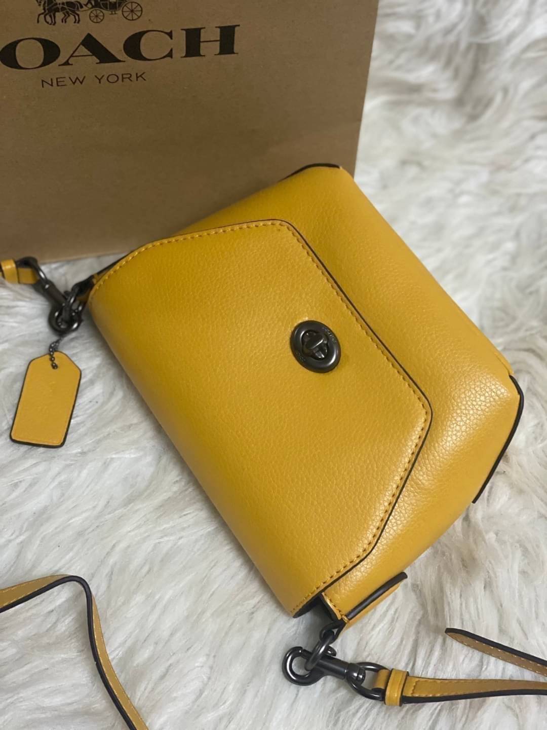 คอลเลคชั่นใหม่ ทั้งสวยทั้งคุณภาพค่ะ😘 COACH KARLEE CROSSBODY BAG 💐พร้อมส่ง ได้ไปไม่ผิดหวังแน่นอนค่ะ! สวยๆแบบคนดังระดับโลกกันค่าา กระเป๋าสะพายแบบครอสบอดี้ร์ หนังแท้นิ่มสวยงามมากๆค่ะ รูปทรงน่ารักกระทัดรัด เปิดปิดกระเป๋าแบบหมุนล็อค ภายในสามารถ