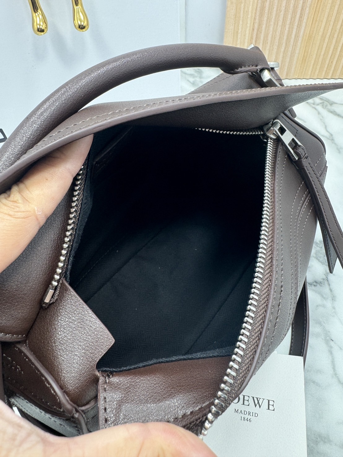 ORI หนังแท้ | Loewe Small Puzzle Biker bag in shiny Leather 24cm กระเป๋าสะพายทรงกล่องพัซเซิล รุ่นใหม่ล่าสุด คล้ายเข็มขัดด้านหน้าสวยเท่โดดเด่นสไตส์ไบเกอร์ ด้วยเส้นสายเรขาคณิตอันโดดเด่นและรูปทรงลูกบาศก์