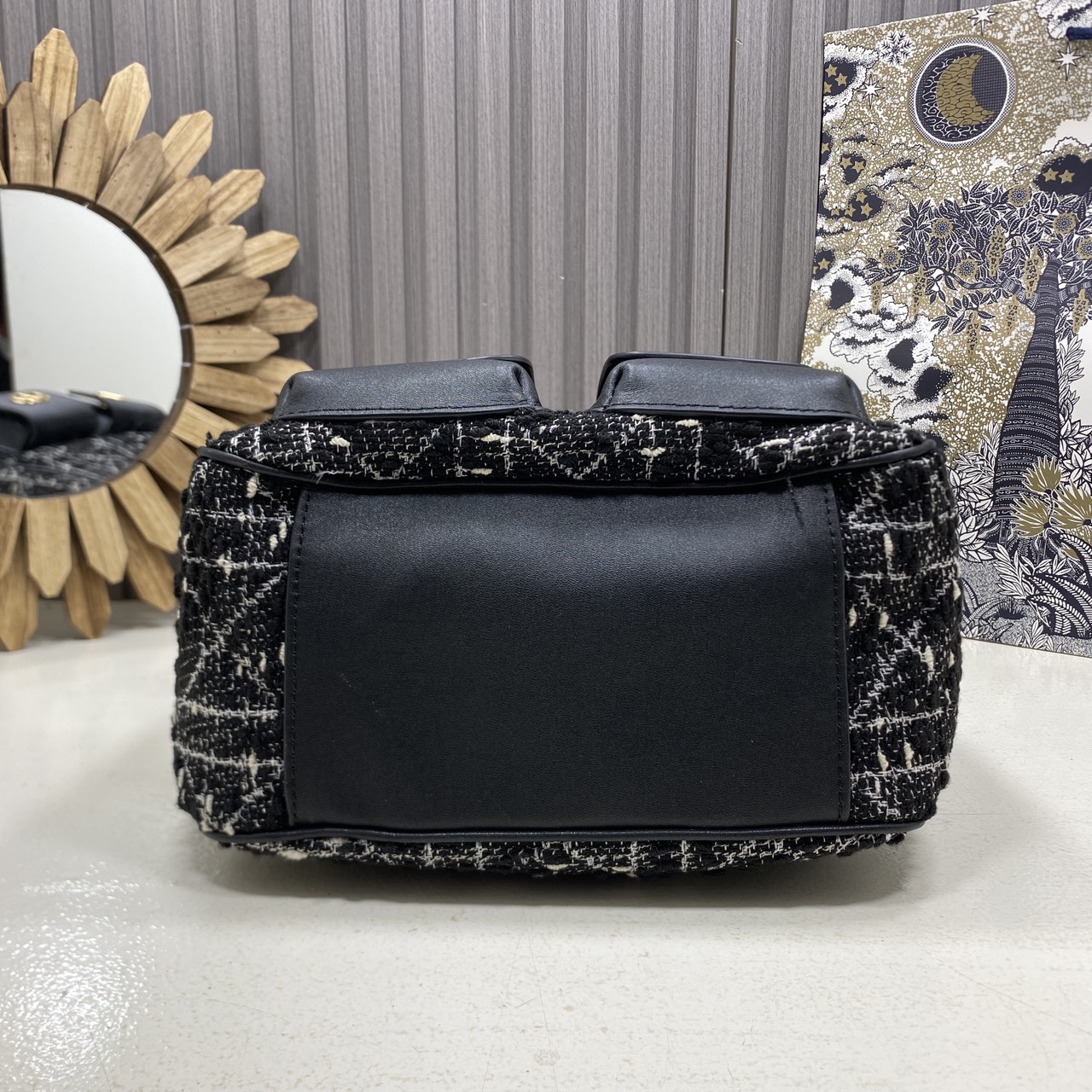 ORI หนังแท้ | Dior Caro Multicarry Bucket Backpack กระเป๋าเป้สะพายหลัง คอลใหม่ล่าสุด โดดเด่นด้วยผ้าทอทวีตโทนสีดำ พร้อมกระเป๋าเล็กคู่หน้า เปี่ยมไปด้วยสไตล์และความหรูหราตกแต่งด้วยโลโก้ CD โลหะสีทอง