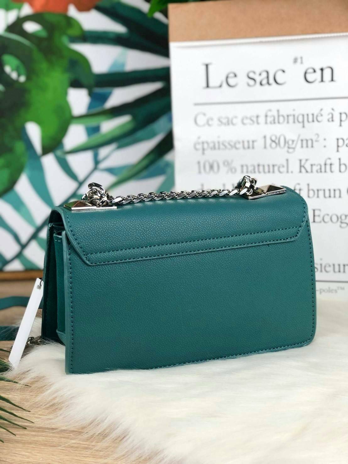 CHARLES & KEITH METAL PUSH LOCK CROSSBODY BAG รุ่นฮิตขายดีมีมาพร้อมส่งแล้วจ้า กับกระเ๋าสะพายไซส์น่ารัก วางอยู่ทรง เปิดปิดด้วย ตัวล็อกด้านหน้า ด้านในแบ่งเป็น 2 ช่องมีช่องซิปตรงกลาง จุของได้เยอะพอควรเลยค่ะ ใส่ iPhone plus ได้สบายๆ และของจุกจิกที่จำเป็น รุ่น