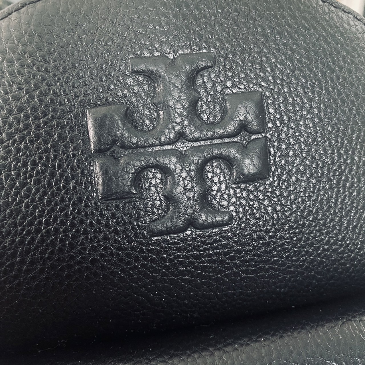 ory Burch Thea Mini Backpack คอลเลคชั่นใหม่ กระเป๋าเป้ไซส์มินิน่ารัก งานหนังเต็มใบสีดำสุดคลาสสิก ไอเท็มเด็ดที่ใครๆก็ต่างรอคอย!! ภายในเป็นช่องโล่ง ใส่ของสำคัญได้สบายๆ สายสะพายสามารถปรับได้ ใบนี้คุ้มค่าราคามากๆ