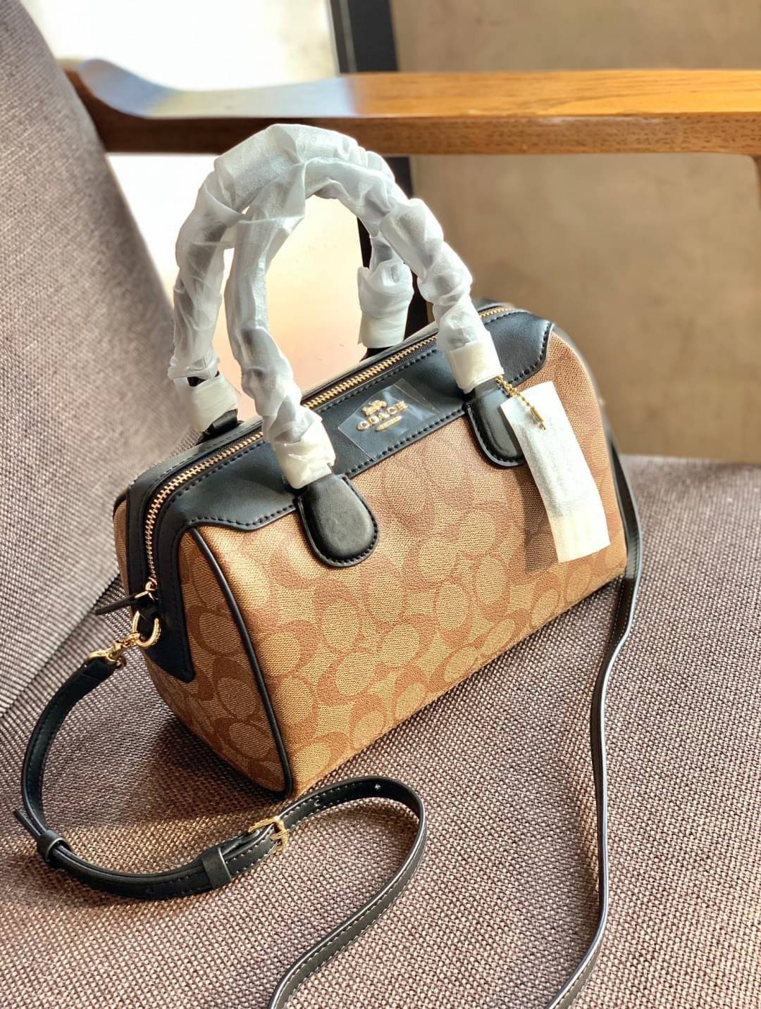 COACH NENNETT SATCHEL BAG((32203)) พร้อมส่งอีกครั้ง ห้ามพลาด! กระเป๋าทรงหมอน ทรงที่สาวๆต้องมีติดตัวไว้สักใบ! หนังแท้นิ่มสวยงาม เปิดปิดกระเป๋าแบบซิป ภายในกว้างสามารถใส่กระเป๋าเงินใบยาวได้ หรือของจำเป็นในชีวิตประจำวันของสาวๆได้หลากหลายเลยค่ะ มีช่องซิปและช่อ