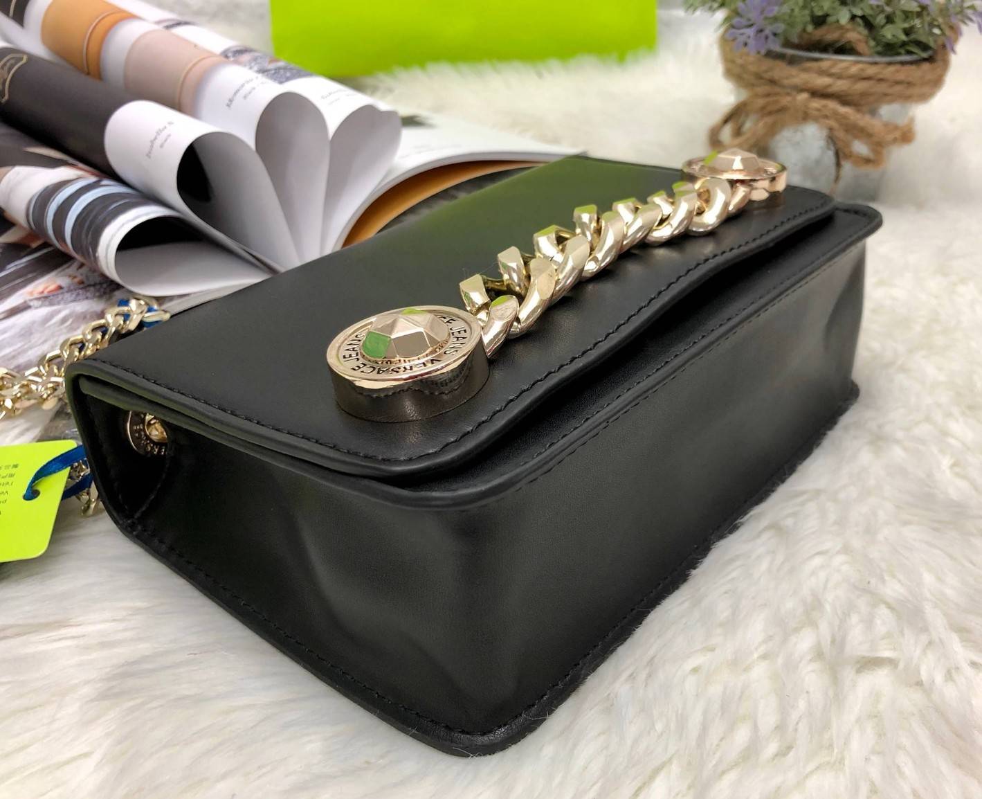 VERSACE JEANS NAPPA CROSSBODY BAG New in! กระเป๋าสะพาย วัสดุหนัง pu. เรียบเนื้อดี ปรับเปลี่ยนรูปแบบการใช้งานได้ถึง 3 แบบ สะพายข้าง, crossbody หรือคล้องไหล่ได้ อะไหล่ทองเหลื่อมๆ ดูวินเทจ เปิดปิดกระเป๋าแบบฝาปิดกระดุมแม่เหล็ก ใส่ wallet สั้น มือถือได้ทุกรุ่น