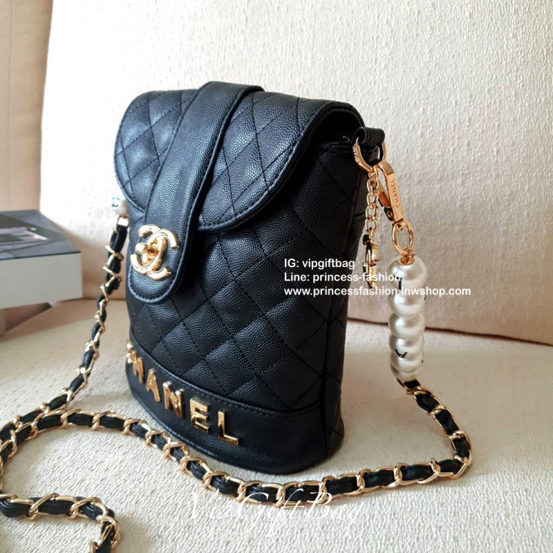 รุ่นใหม่ล่าสุด สวยหรูคลาสสิค ตามสไตล์แบรนด์ CHANEL กับ CHANEL VIP GIFT(GWP) ของแท้ 100% จากเคาเตอร์แบรนด์ CHANEL ทรงสวย ขนาดกำลังดี วัสดุหนัง CAVIER เปิดปิดด้วยกระดุมหน้าแบบบิดปลอดภัยหายห่วง ด้านในมีซิปอีกชั้น อะไหล่ทอง หัวซิปปั้มแบรนด์ ด้านในใส่โทรศัพท์ไ