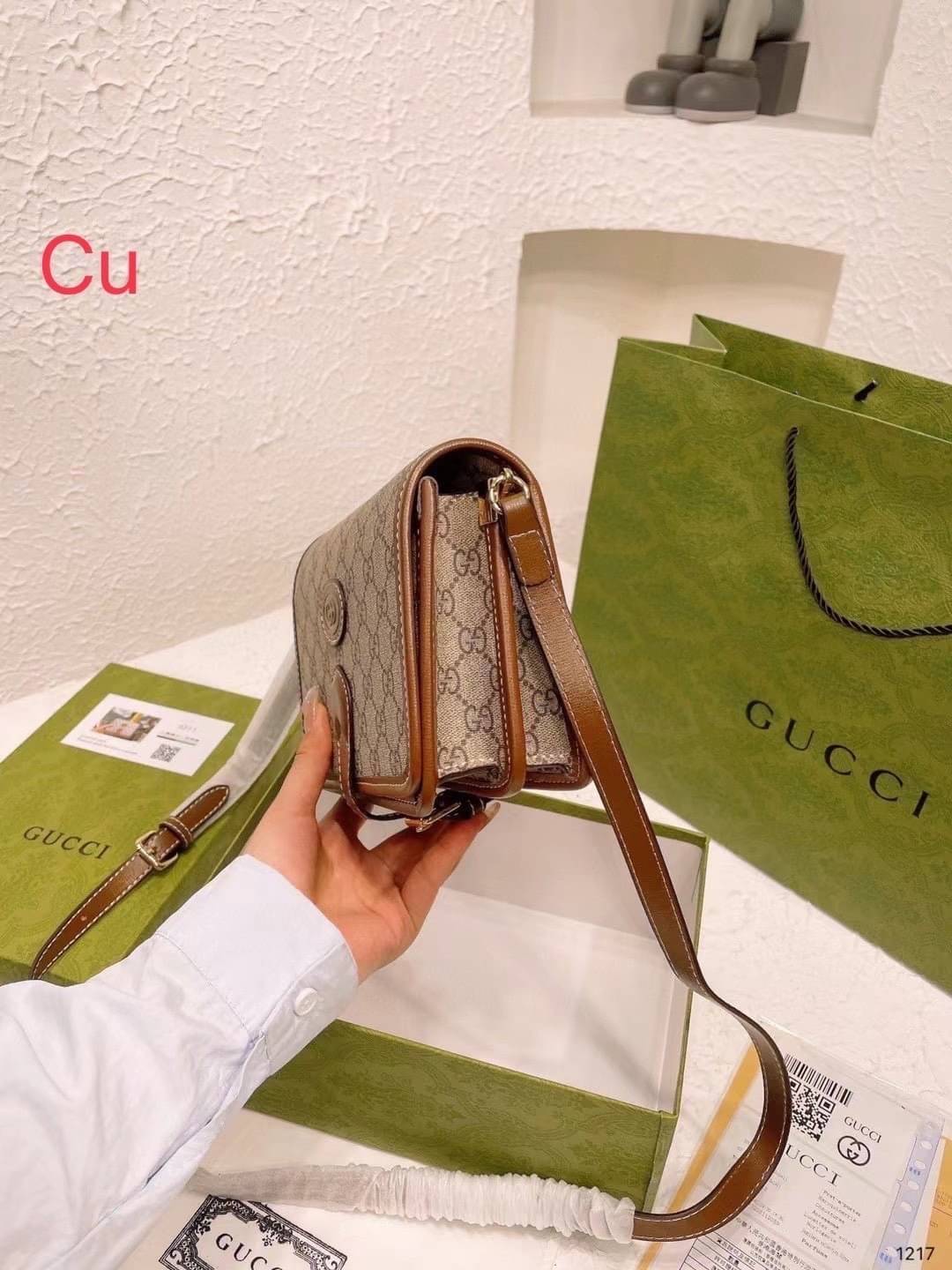 Gucci Mini shoulder bag with Interlocking G กระเป๋าสะพาย อีกหนึ่งในสัญลักษณ์ที่สำคัญของแบรนด์ วัสดุแคนวาสโมโนแกรมสวยงาม ภาพถ่ายจากงานขายจริง ใช้งานต่างประเทศได้