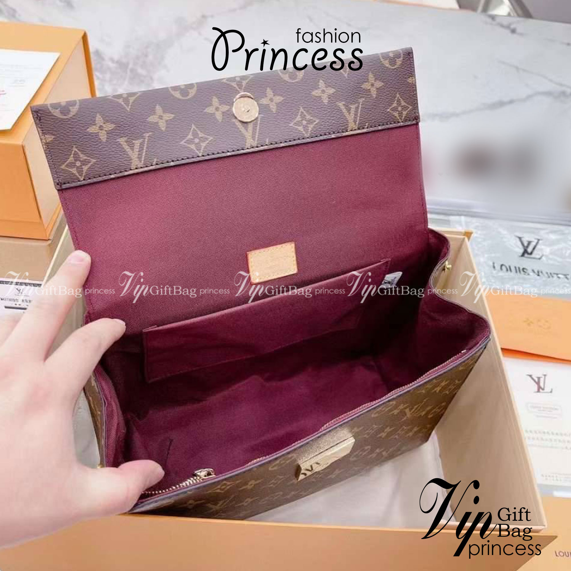 LV Cluny BB Monogram กระเป๋าสะพายหนังลายโมโนแกรมเปิดหน้า เป็นอีกทรงที่ขายดีมากเพราะใช้งานง่ายใช้ได้อเนกประสงค์ ด้านในกว้าง งานใช้สลับขึ้นแบบจากงานจริงเป๊ะเที่ยบเท่า แรร์ไอเท็มที่สาวๆต้องมี! มีหูจับในตัวและสายครอสบอดี้มาให้ ใช้งานง่าย เหมาะกับทุกสไตล์การแต