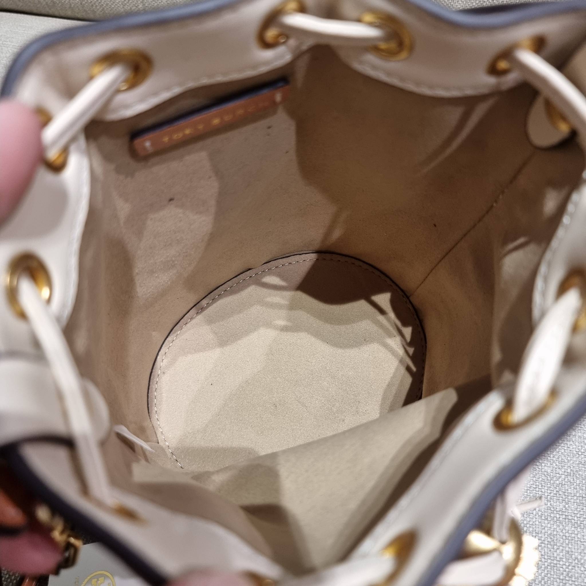 TORY BURCH MINI T MONOGRAM FLORAL BUCKET BAG คอลเลคชั่นใหม่ พร้อมเสิร์ฟความสวยให้ถึงบ้าน!! กระเป๋าบัคเก็ตทรงยอดนิยม ไซส์มินิ ดีไซน์ใหม่ล่าสุด สไตล์งานคราฟ มีลูกเล่นประดับดอกไม้กับตัวกระเป๋า และตัวรูดสาย วัสดุผ้า jacquard ตัดสลับหนังแท้ หูจับและขอบกระเป๋าต