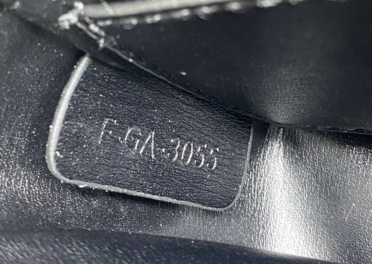 หนังแท้ CELINE MINI TRIOMPHE IN TRIOMPHE CANVAS AND CALFSKIN ใบเล็กน่ารัก งานหนังแท้ทั้งใบ กระเป๋ามินิทรงชิค ดีไซน์รูปกล่องสุดแสนมินิมอล สามารถสะพายแบบ Crossbody และยังเป็น Belt Bagได้อีกด้วย แบบไม่มีตกยุค ด้านหน้าโดดเด่นด้วยโลโก้สีทอง เป็นอีกหนึ่งตัวเลือ