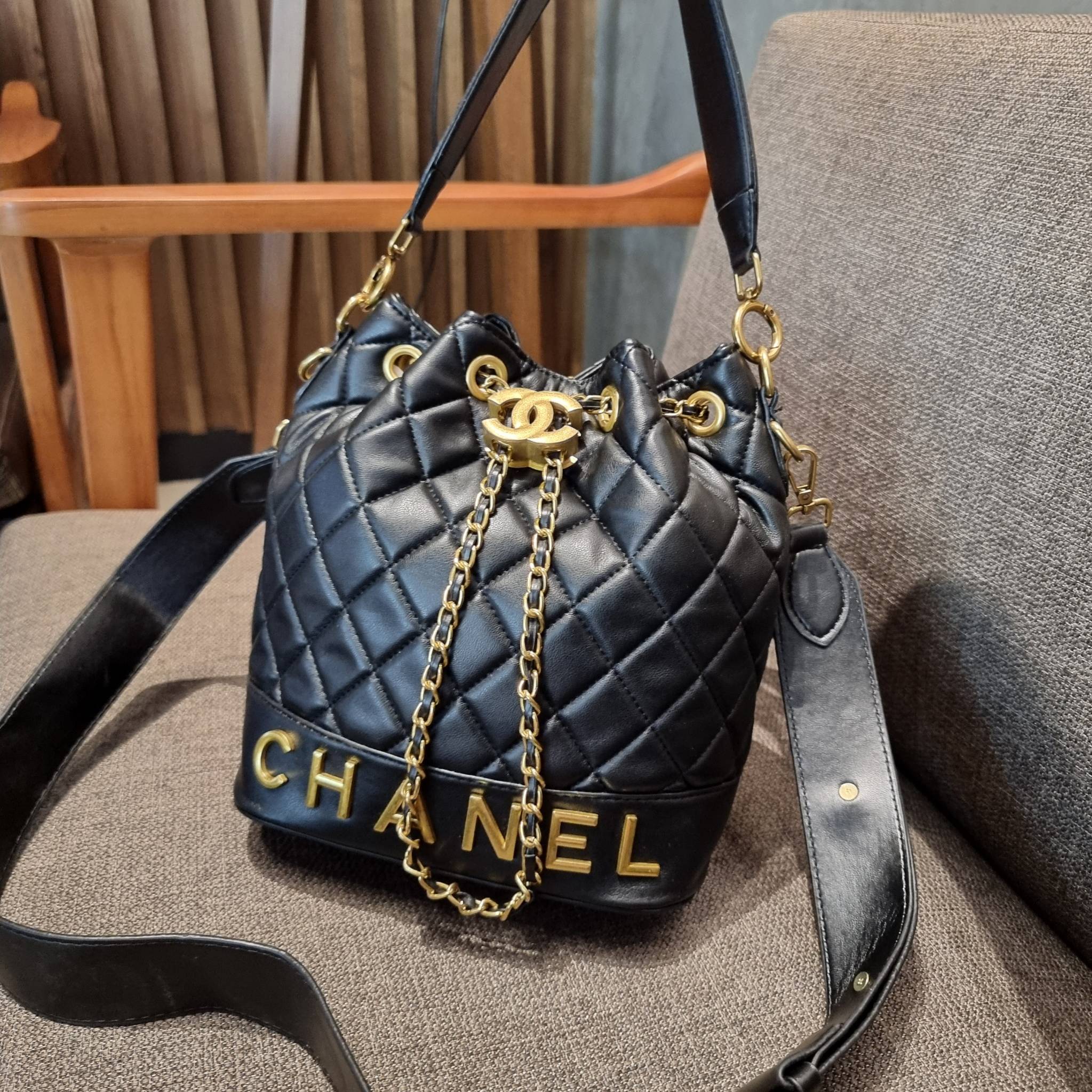 Chanel limited font leather bag / Chanel Bucket Bag กระเป๋าสะพายรุ่นลิมิเต็ด พรีเมี่ยมกิ๊ฟจากแบรนด์ รุ่นนี้การันตีหนังนิ่มมากกก!! โดดเด่นด้วย font โลโก้ และสายโซ่สลับหนังพร้อมตัวกดล็อคสีทองหรู สำหรับเปิด-ปิดปากกระเป๋า กดและปล่อยเพื่อล็อคได้ในตัว ภายในโล่ง