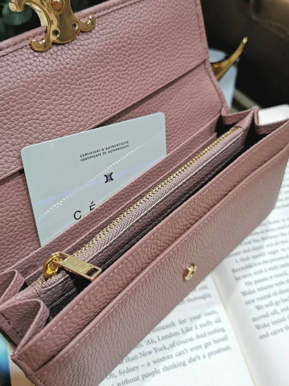 CELINE LONG WALLET BAG VIP วัสดุหนังแท้เทคเจอร์สวยอยู่ทรงมีโลโก้ด้านหน้า ภายในมีช่องใส่บัตรหลายช่อง มีช่องซิปใส่เหรียญ หัวซิปแบรนด์อะไหล่ทอง มีช่องใส่ธนบัตรหลายช่องเเยกเป็นสัดส่วน ใส่แบงก์พันได้ ใส่มือถือ iphone ได้ ภาพถ่ายจากสินค้าจริง! มาใน Original Pac