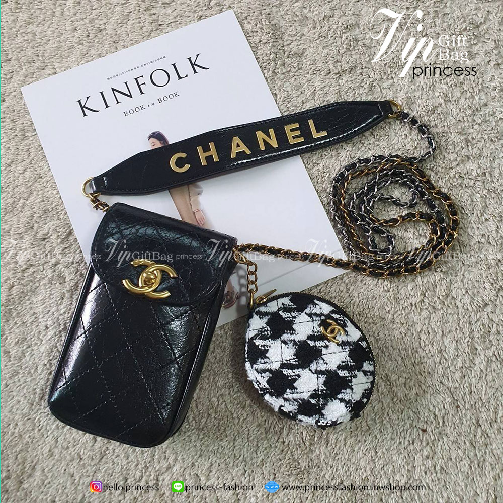 CHANEL VIP GIFT WOC BAG งาน CHANEL VIP GIFT ของแท้ 100% จากเคาเตอร์แบรนด์ CHANEL ทรงแนวตั้ฝน่ารัก ขนาดกำลังดี วัสดุหนังเรียบพิมพ์ลายยับ เปิดปิดด้วยตัวล้อคปั้มแบรนด์ อะไหล่ทอง ลายวินเทจ ด้านในใส่โทรศัพท์ได้ถึง NOTE10+ มาพร้อมสายโซ่สลับหนังเอกลักษณ์โซ่สองสี