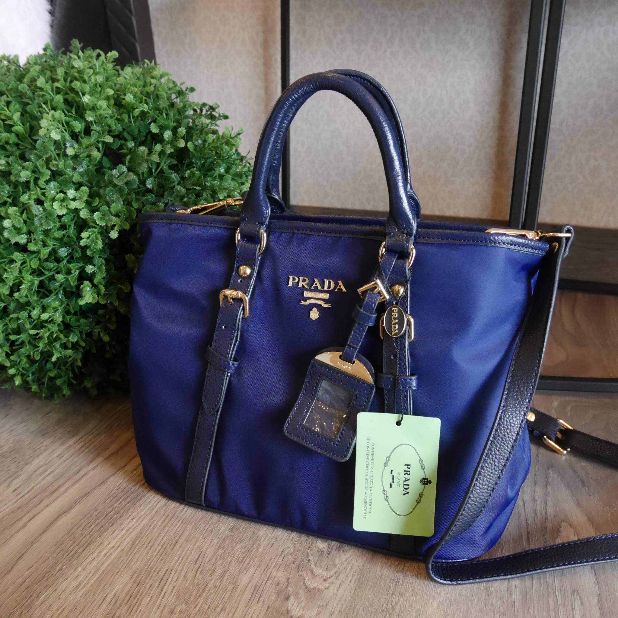 สาวๆที่มองหา กระเป๋าสะพายสวยเก๋ **ที่ใช้ได้ทุกวัน 👧👧 ทางร้าน ขอแนะนำ งานพรีเมี่ยมกิ้ฟ จากเคาเตอร์ต่างประเทศค่ะ รุ่น Limited edition ค่า กระเป๋าสะพาย จากแบรนด์ PRADA เป็น กระเป๋าผ้าไนล่อน สลับหนัง สะพายไหล่ได้ สามารถปรับระดับที่สายสะพายไหล่